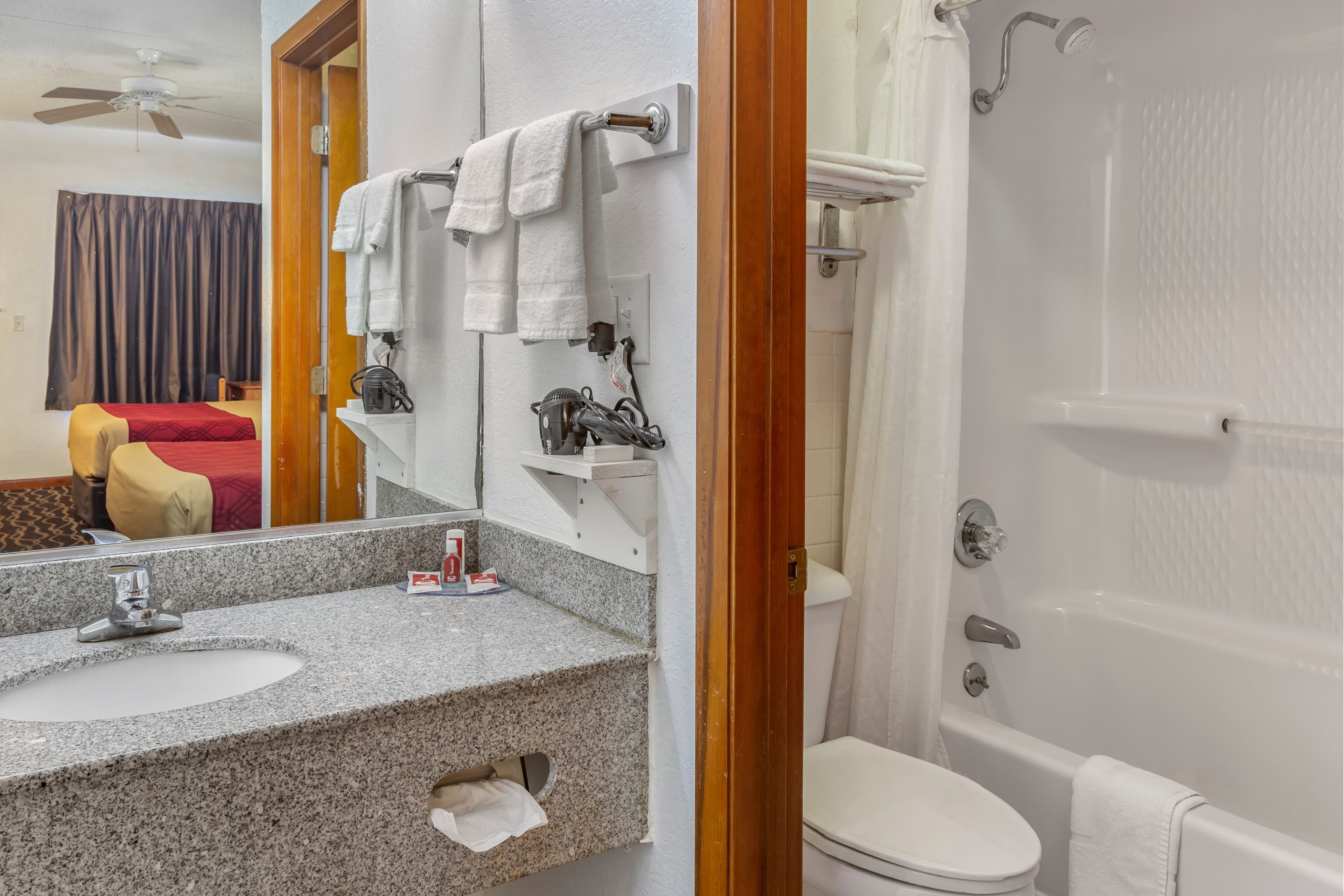 Econo Lodge Inn & Suites Albany North — 20