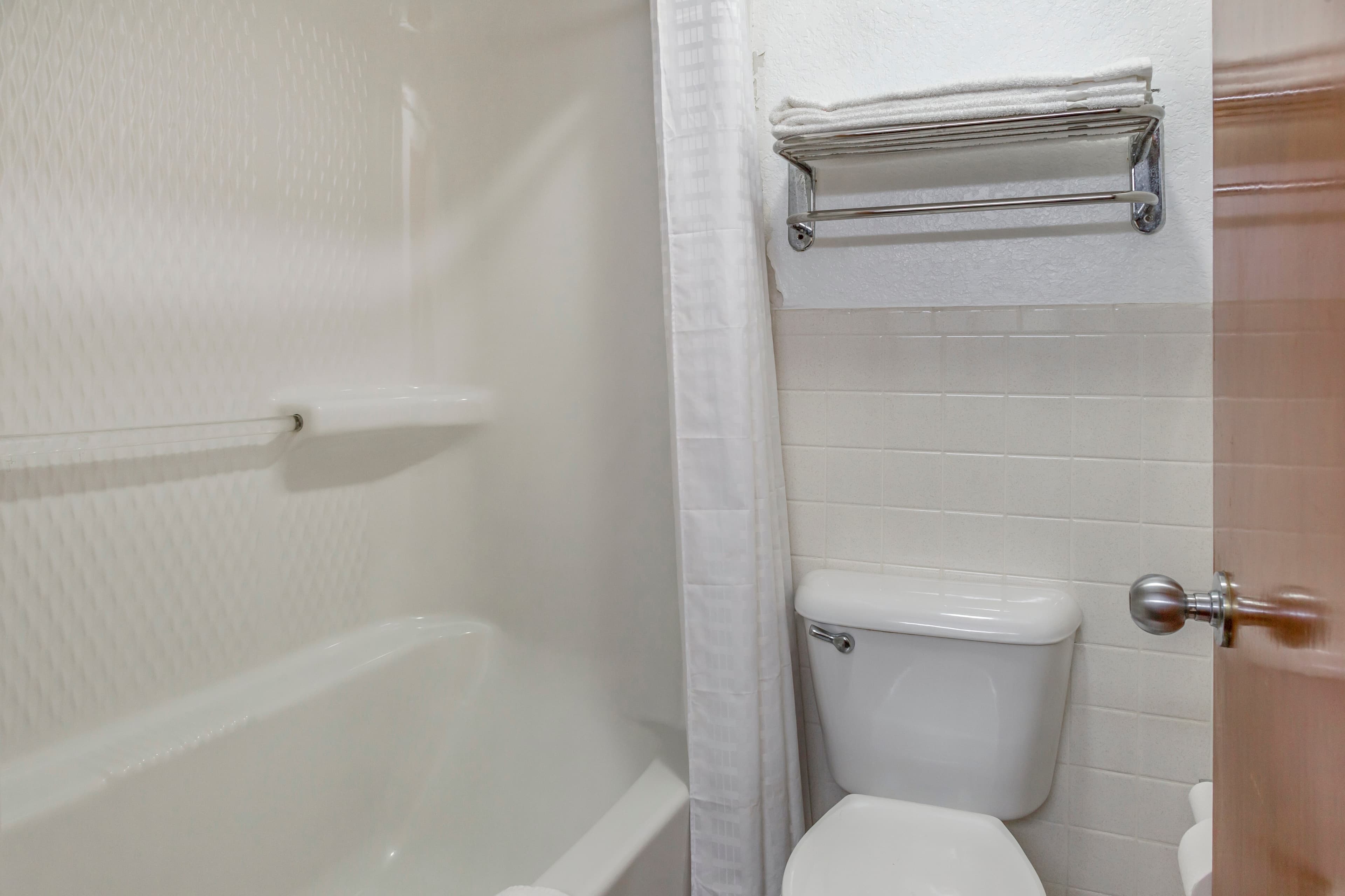 Econo Lodge Inn & Suites Albany North — 33