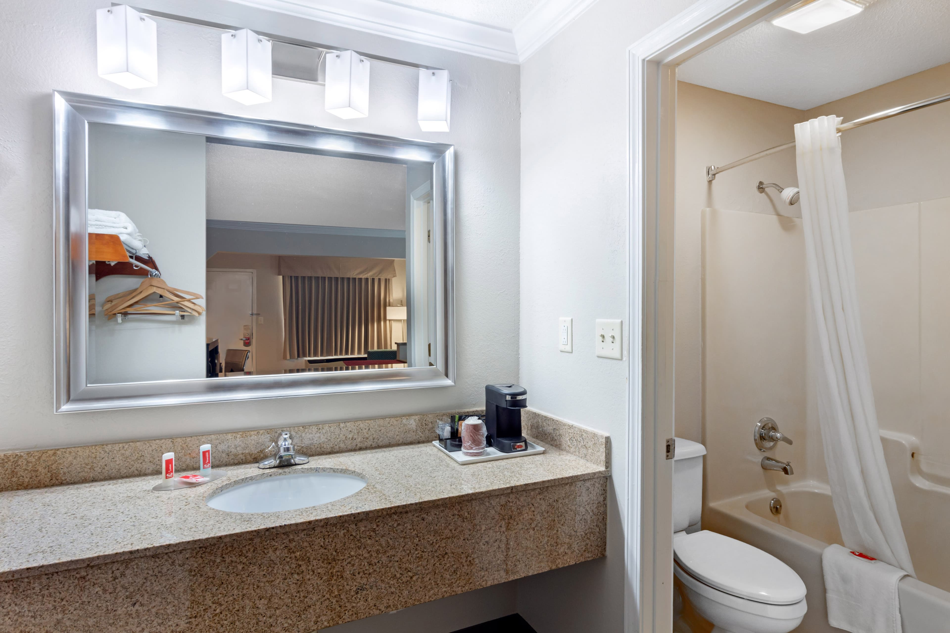 Econo Lodge Byron - Warner Robins - Image 5