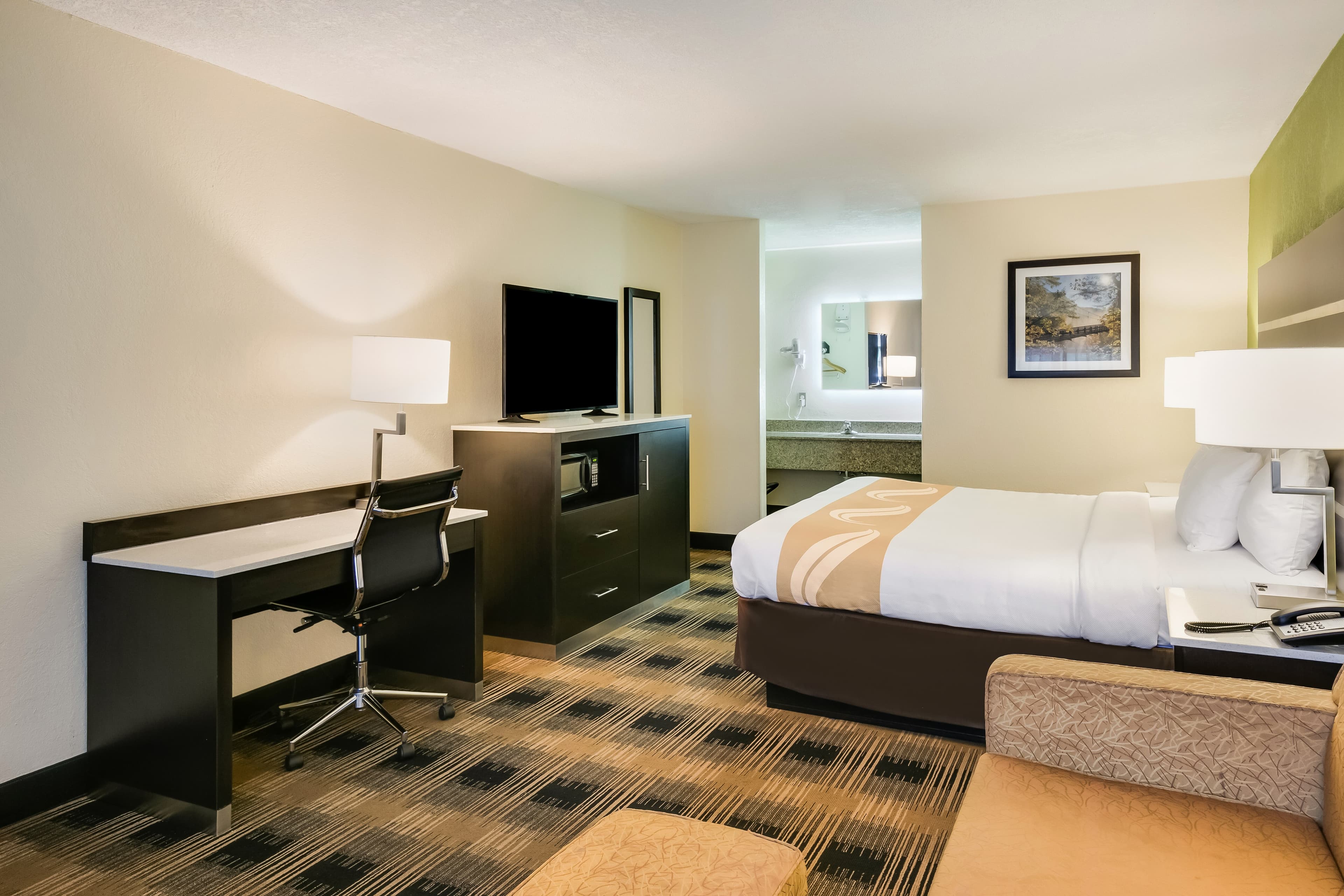 Quality Inn & Suites Mt. Chalet - Image 5