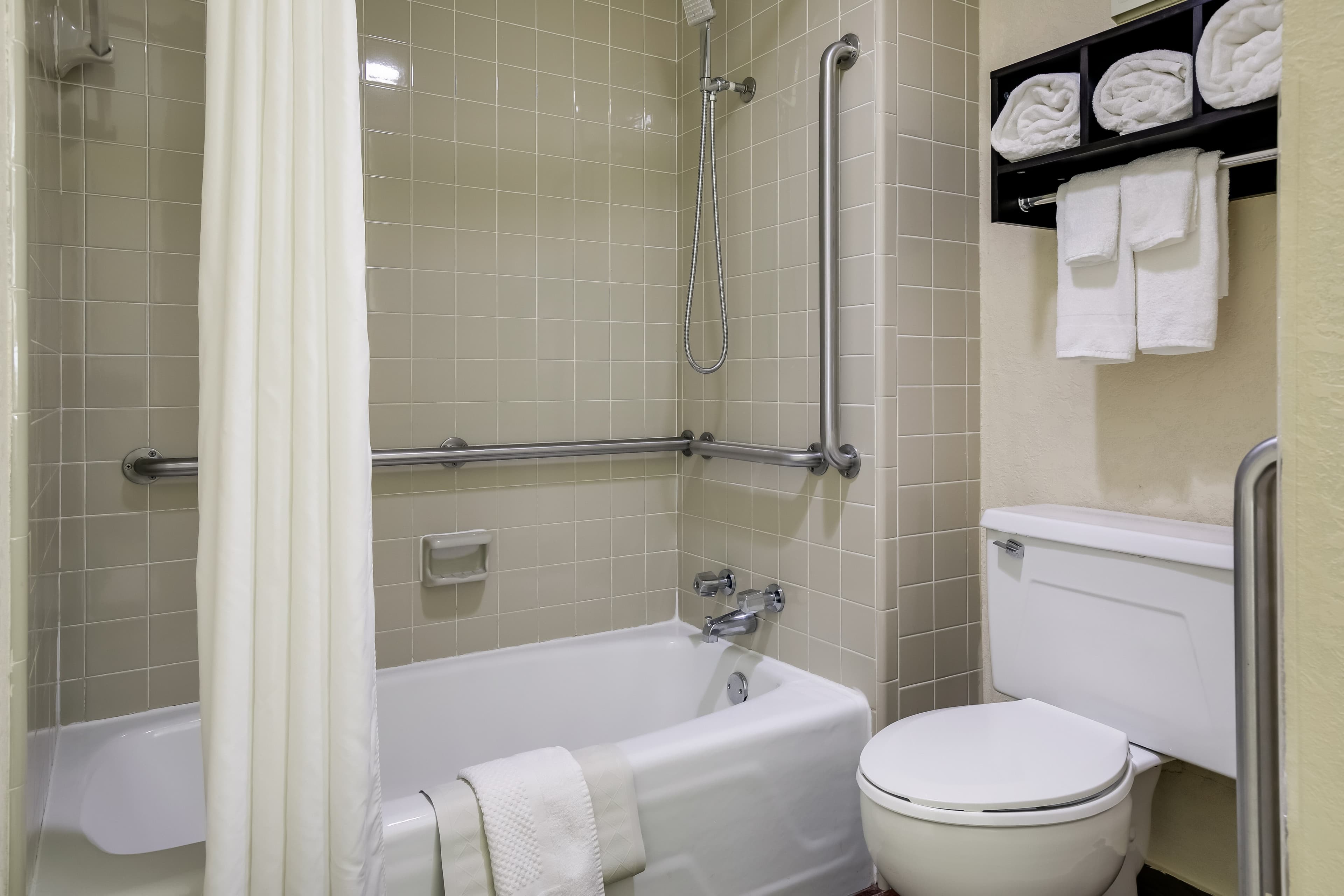Quality Inn & Suites Mt. Chalet - Image 3