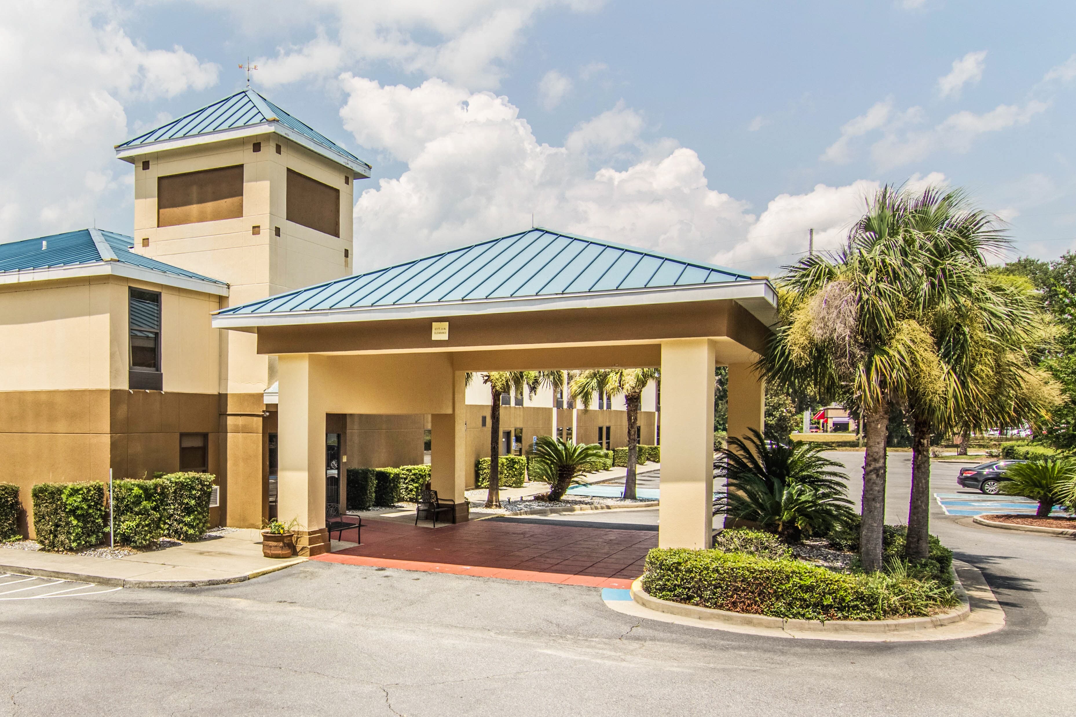Econo Lodge Darien - Image 1