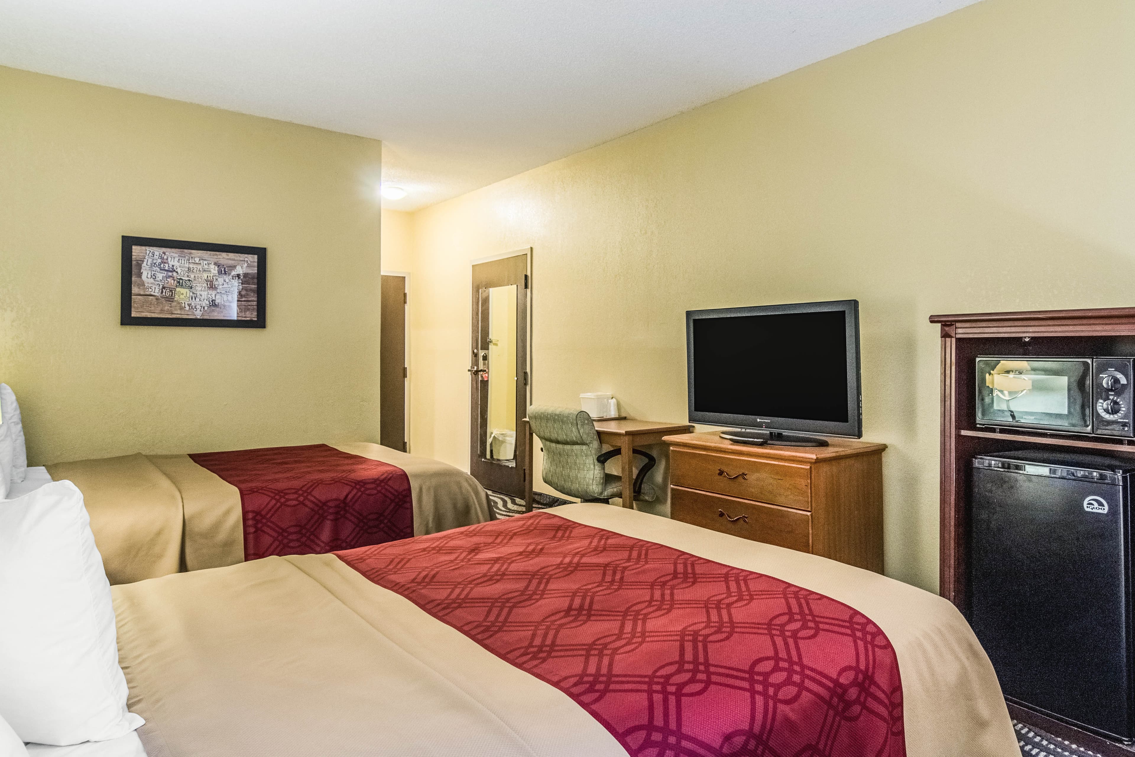 Econo Lodge Darien - Image 3