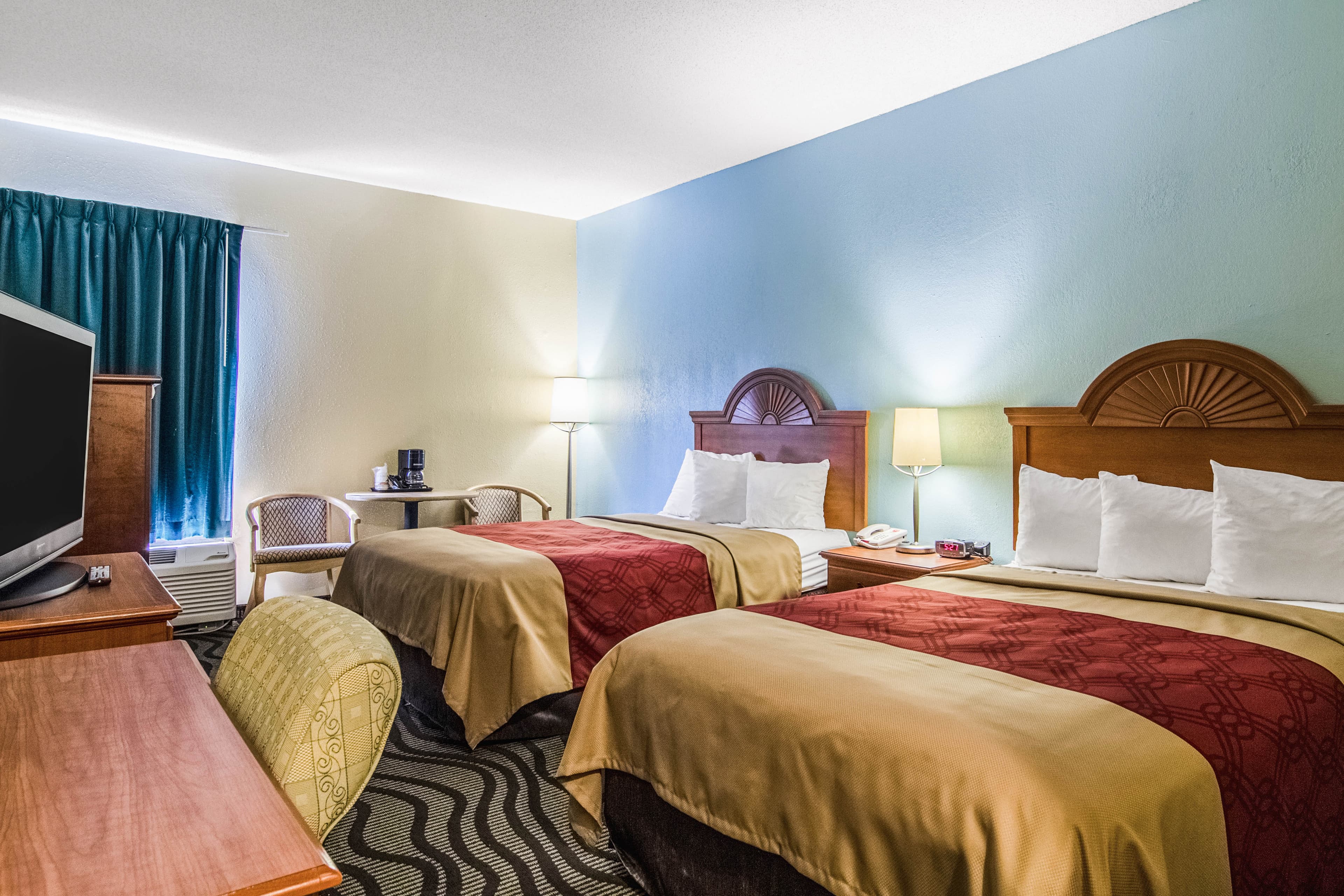 Econo Lodge Darien - Image 4