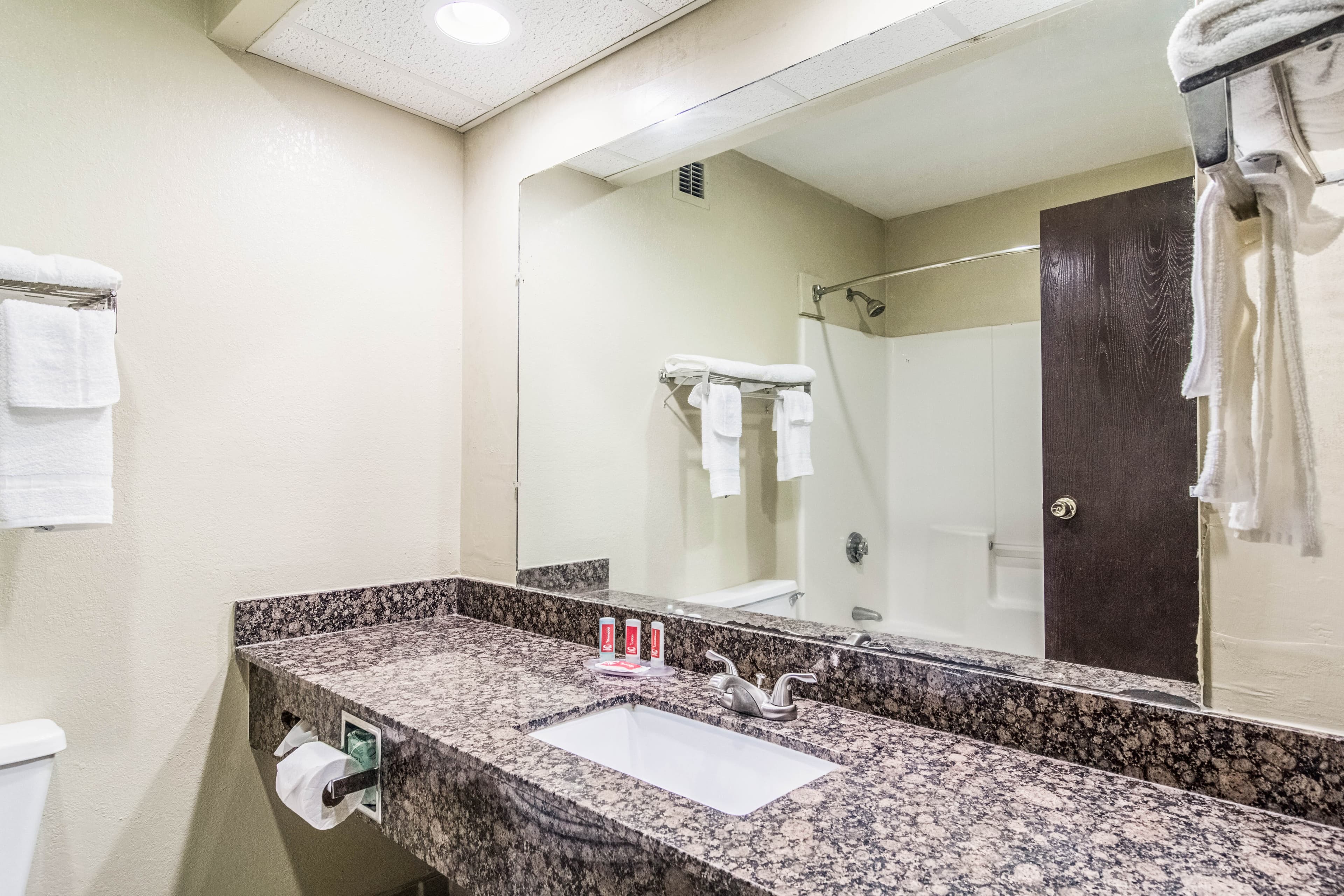 Econo Lodge Darien - Image 5
