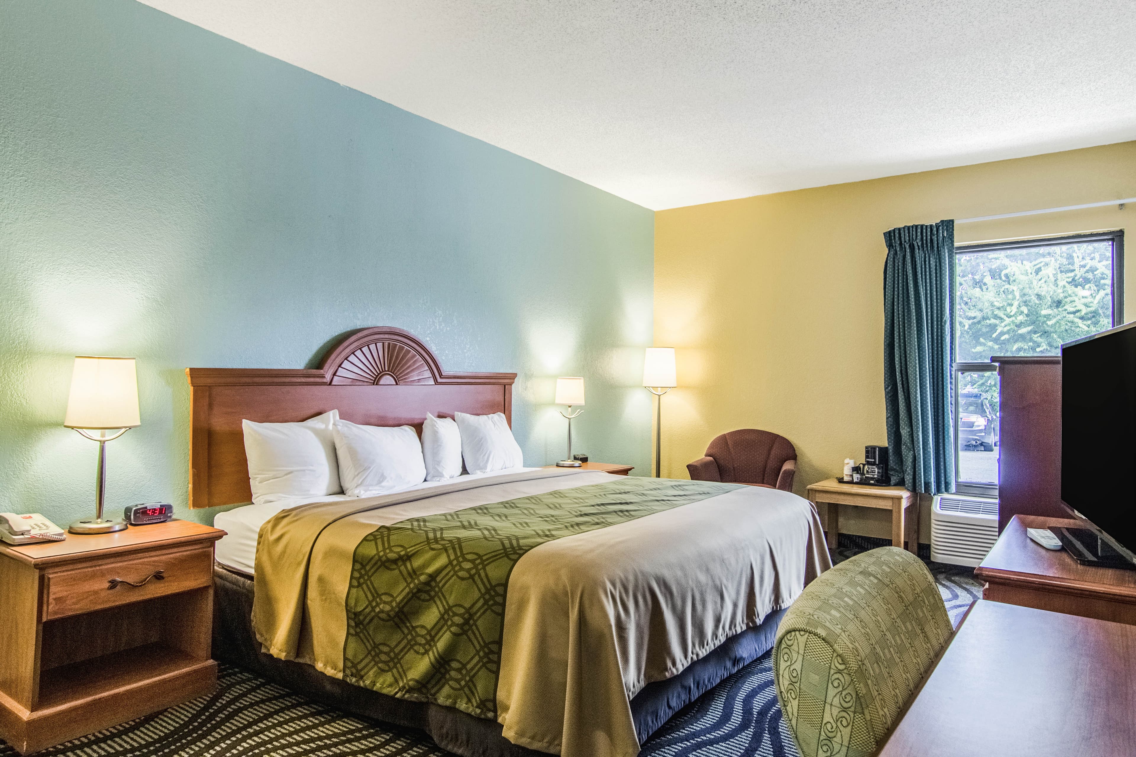 Econo Lodge Darien — 10