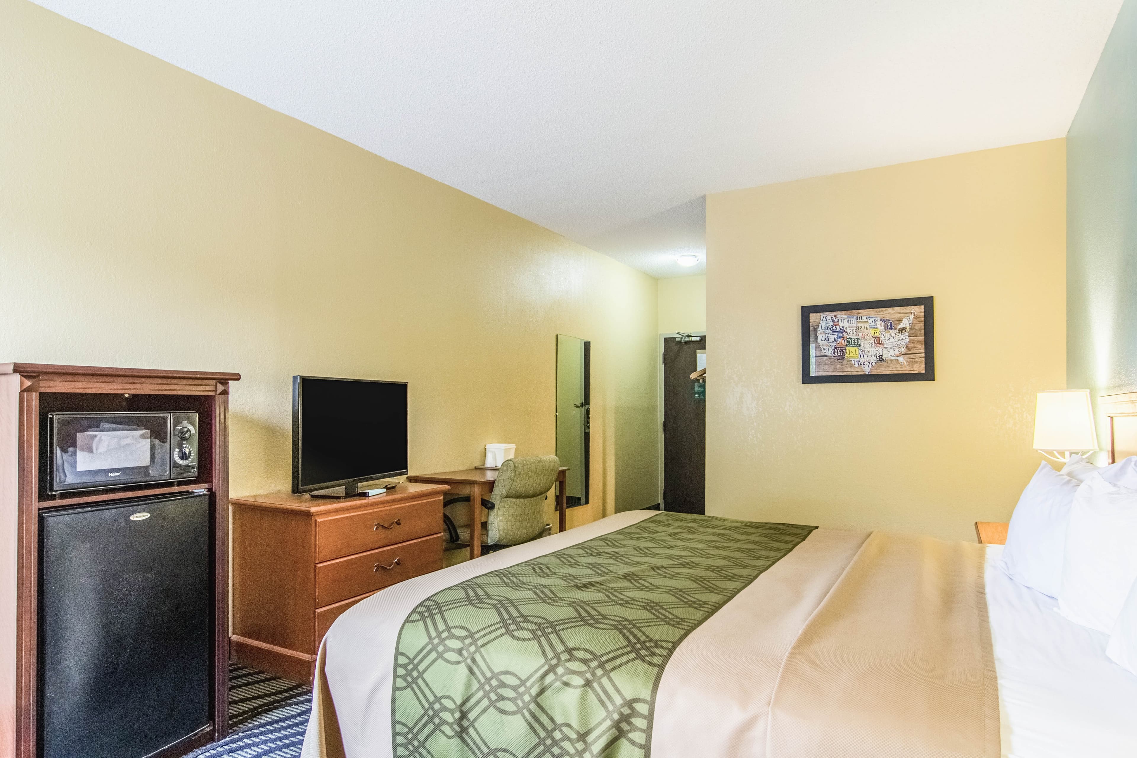 Econo Lodge Darien — 12