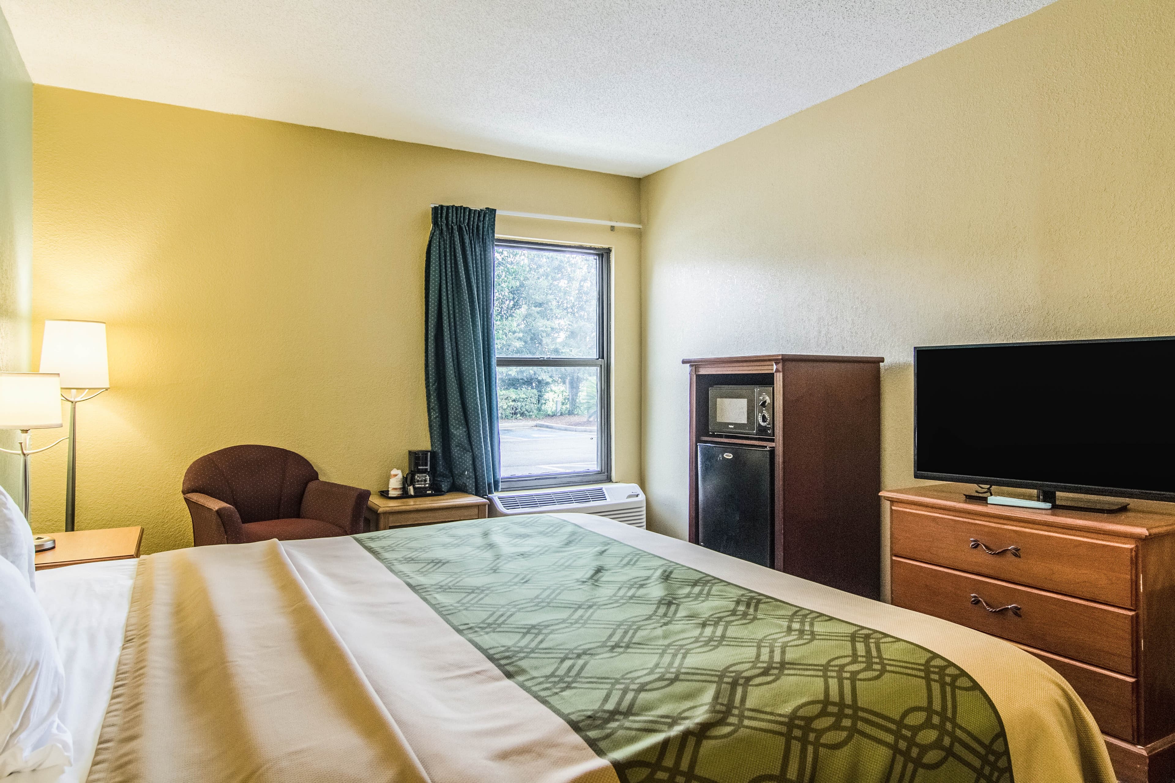 Econo Lodge Darien — 13