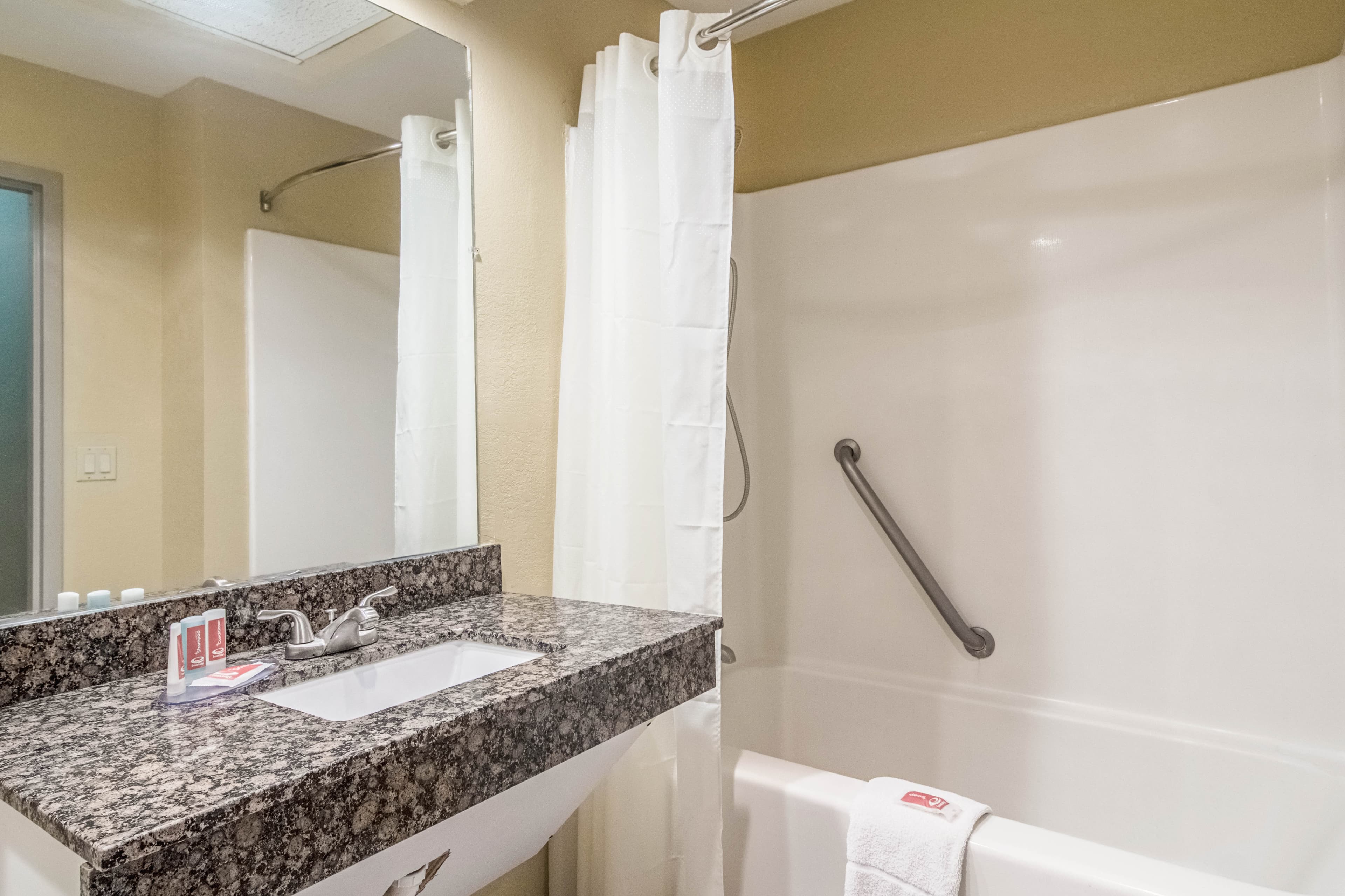 Econo Lodge Darien — 14