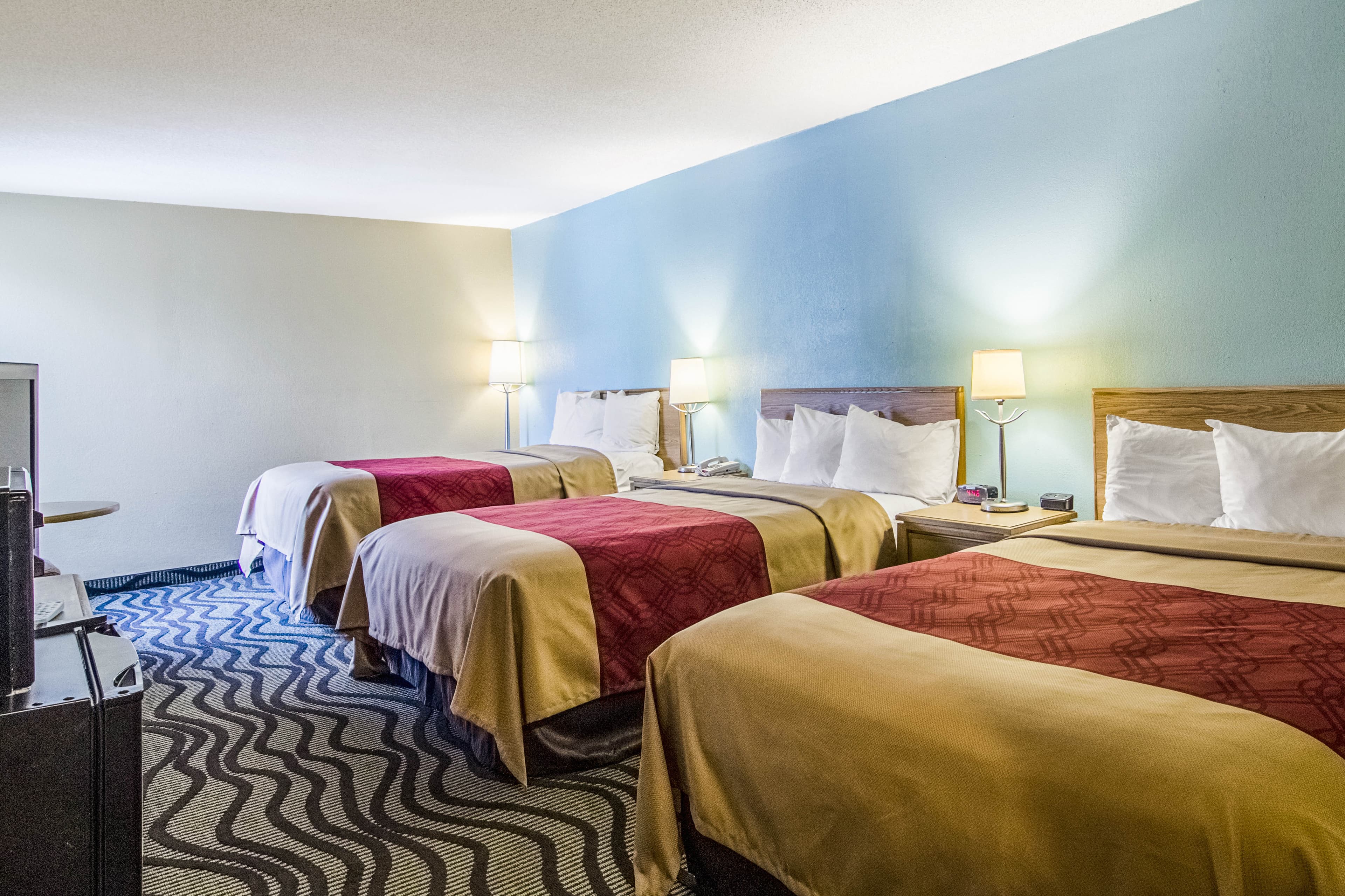 Econo Lodge Darien — 6
