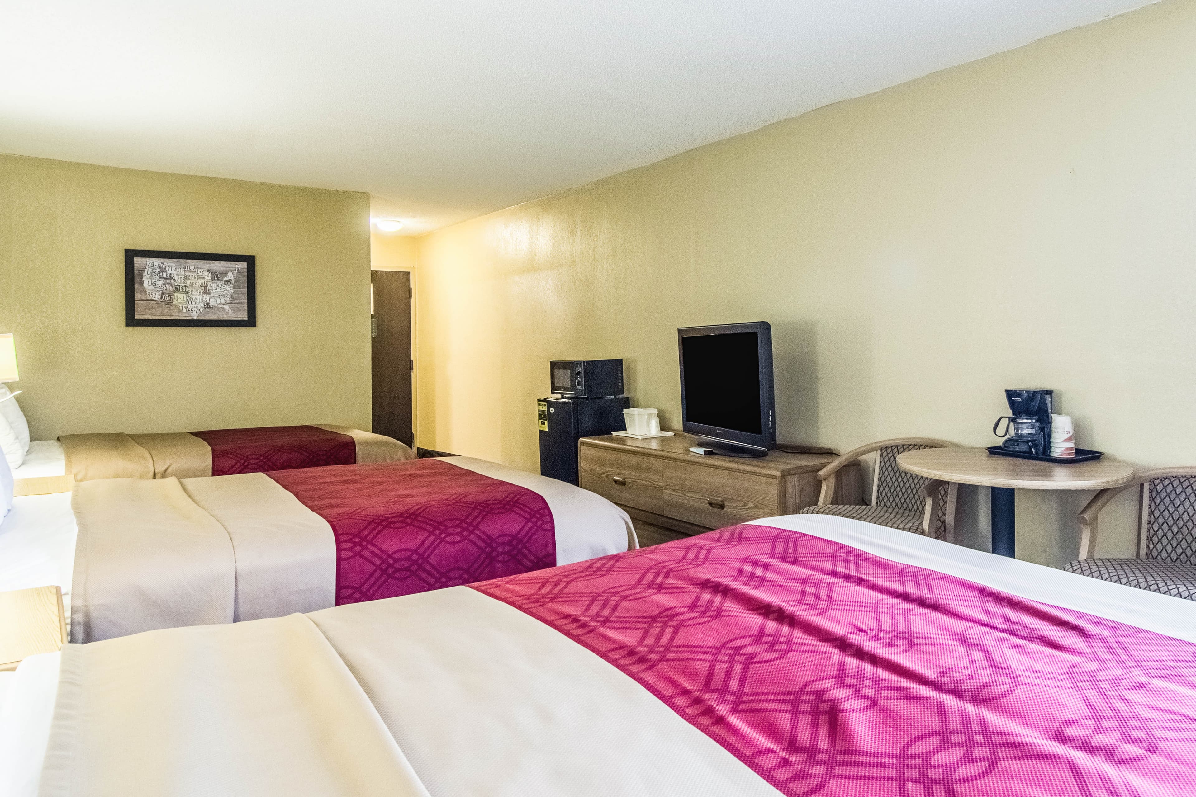 Econo Lodge Darien — 7
