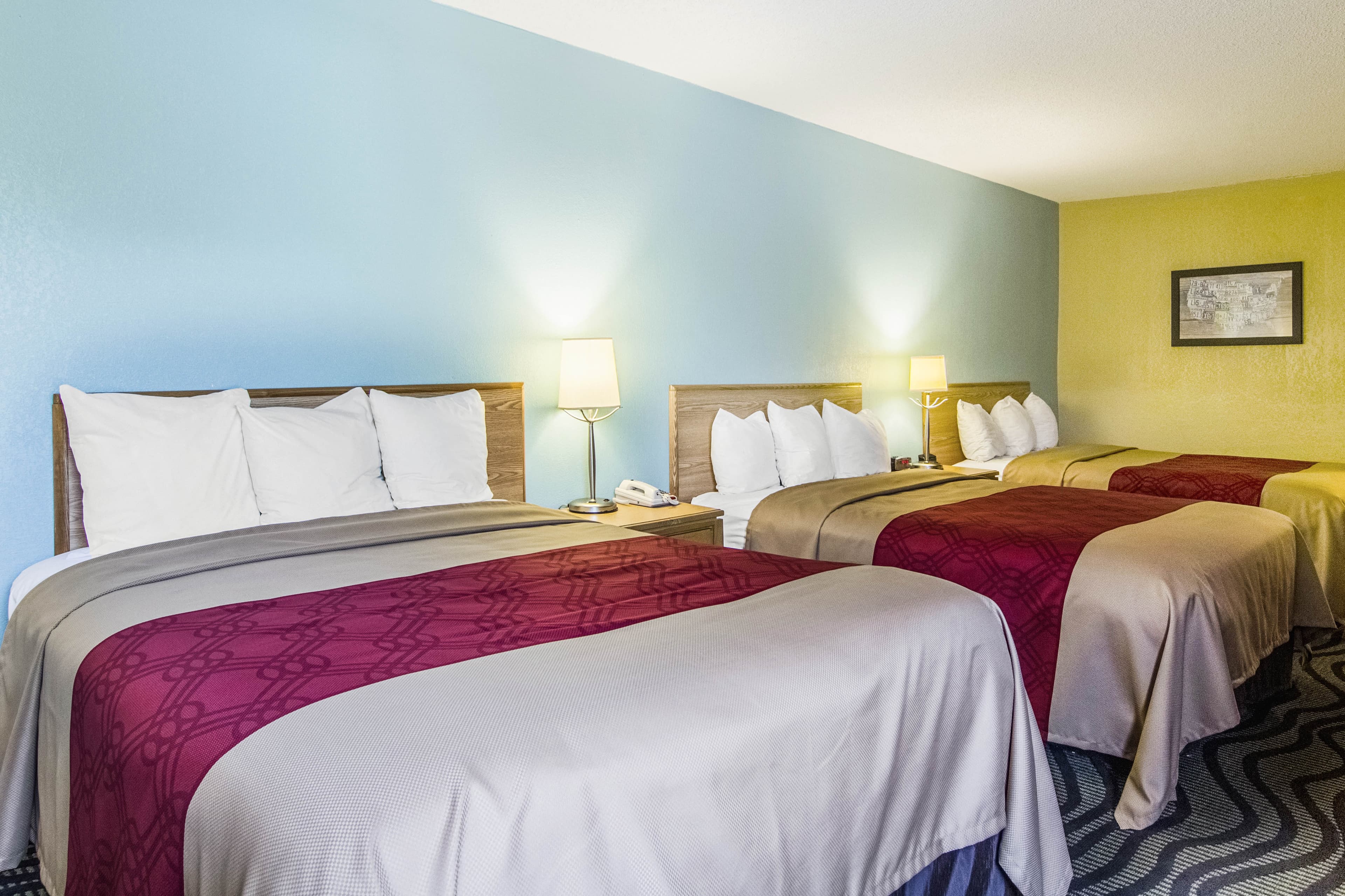 Econo Lodge Darien — 8