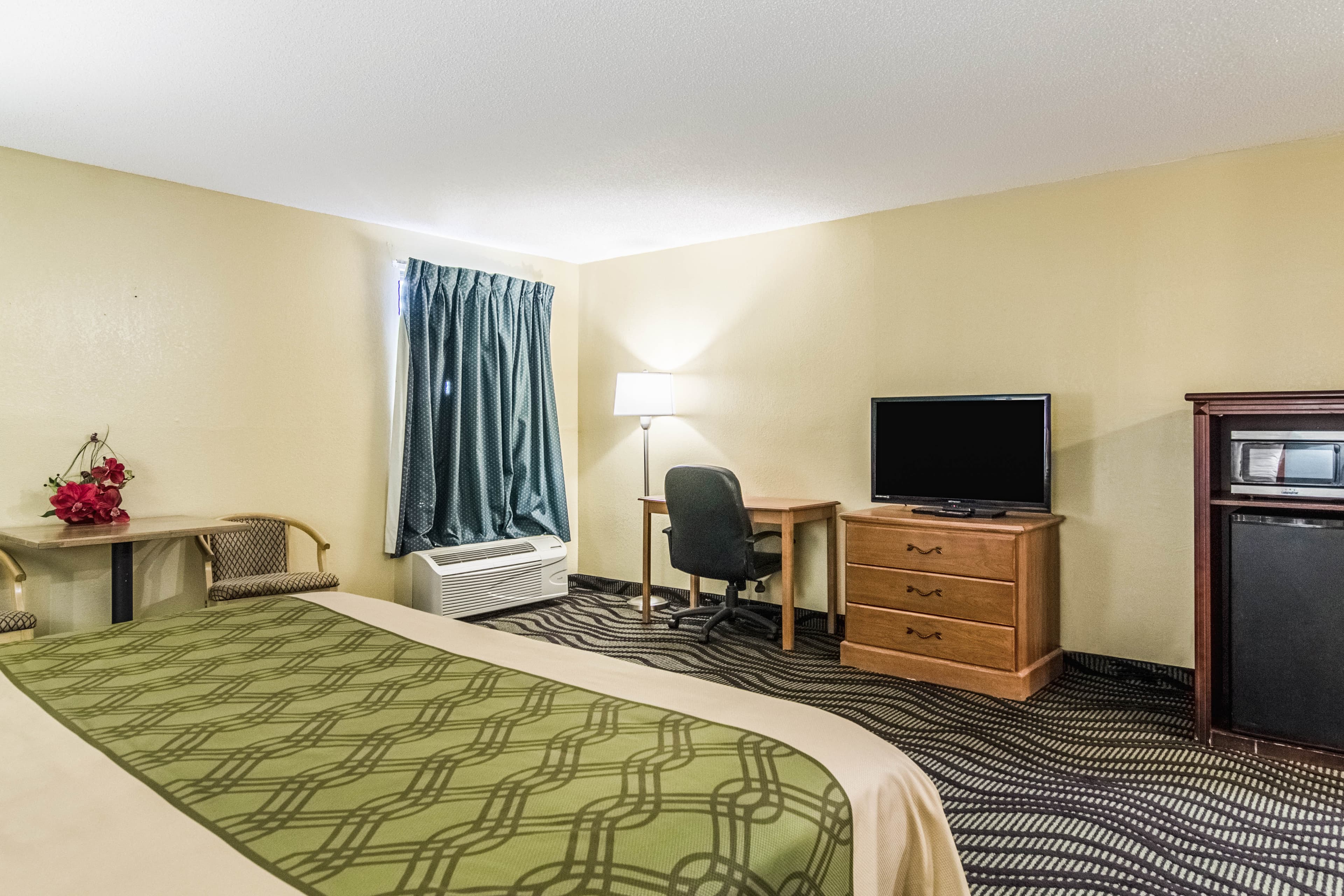 Econo Lodge Darien — 27