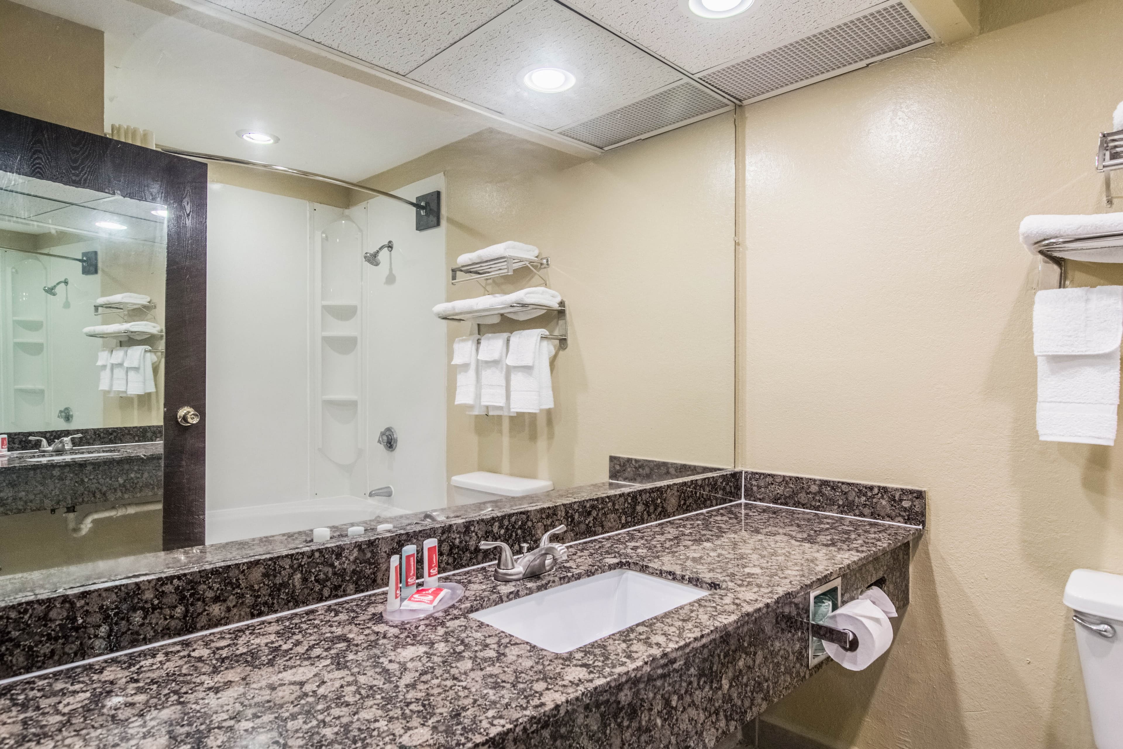 Econo Lodge Darien — 28