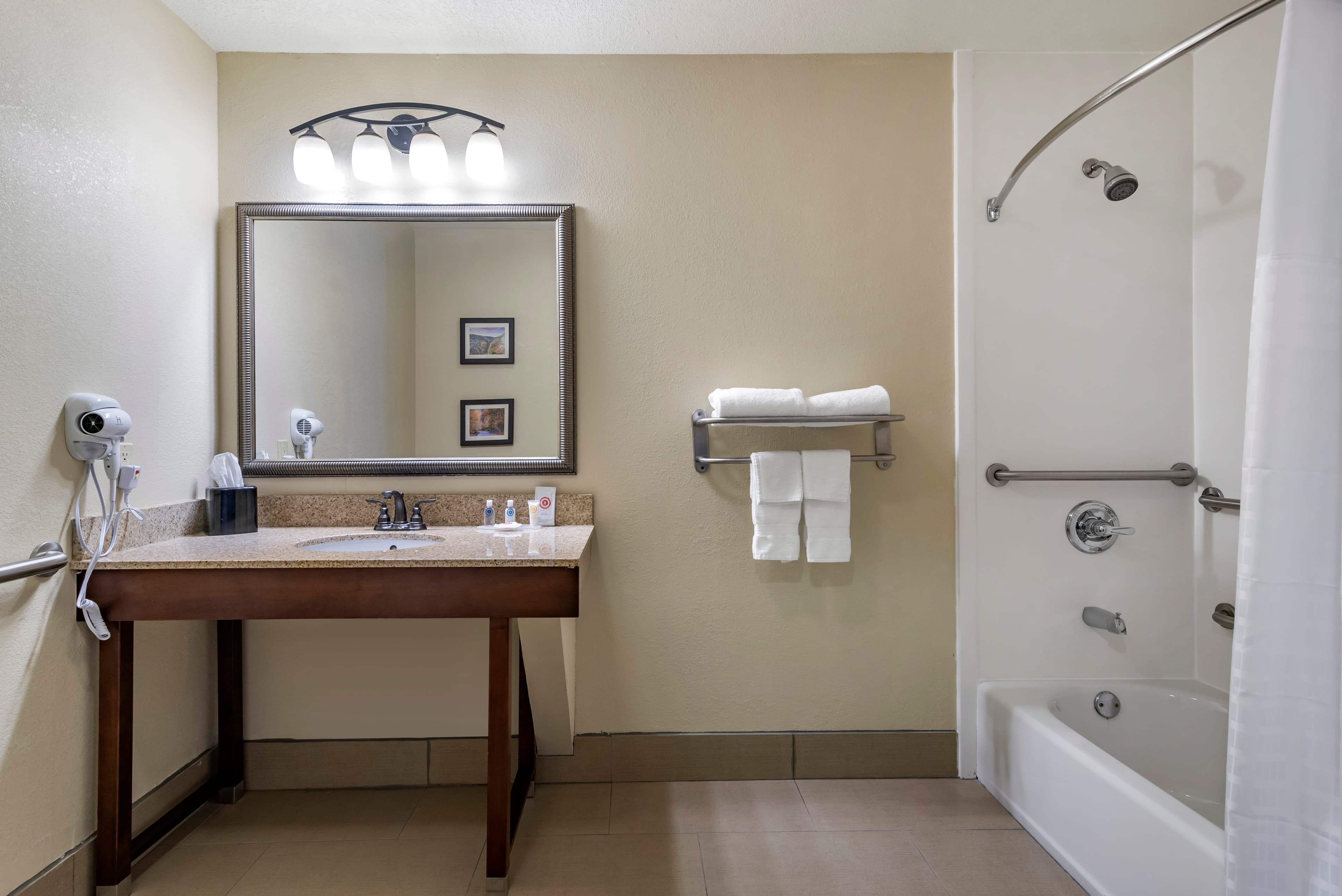Comfort Inn & Suites Blue Ridge - Image 3
