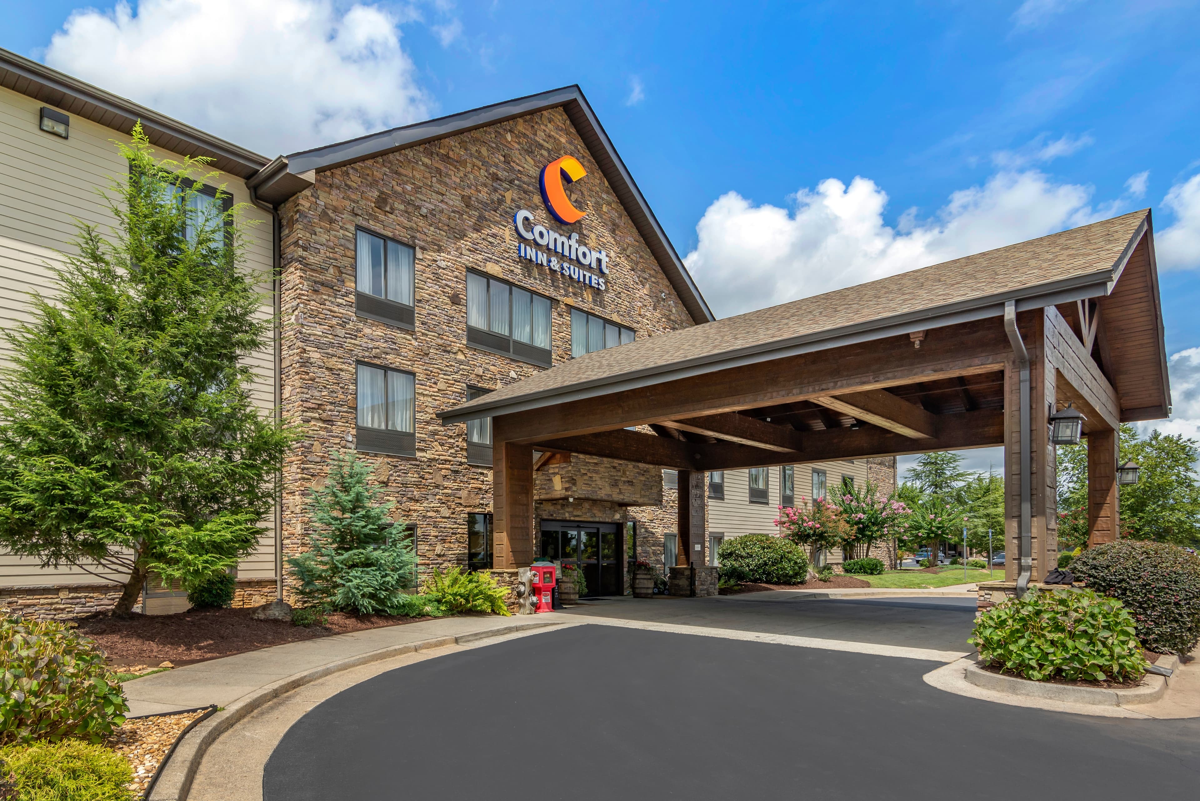 Comfort Inn & Suites Blue Ridge - Image 1