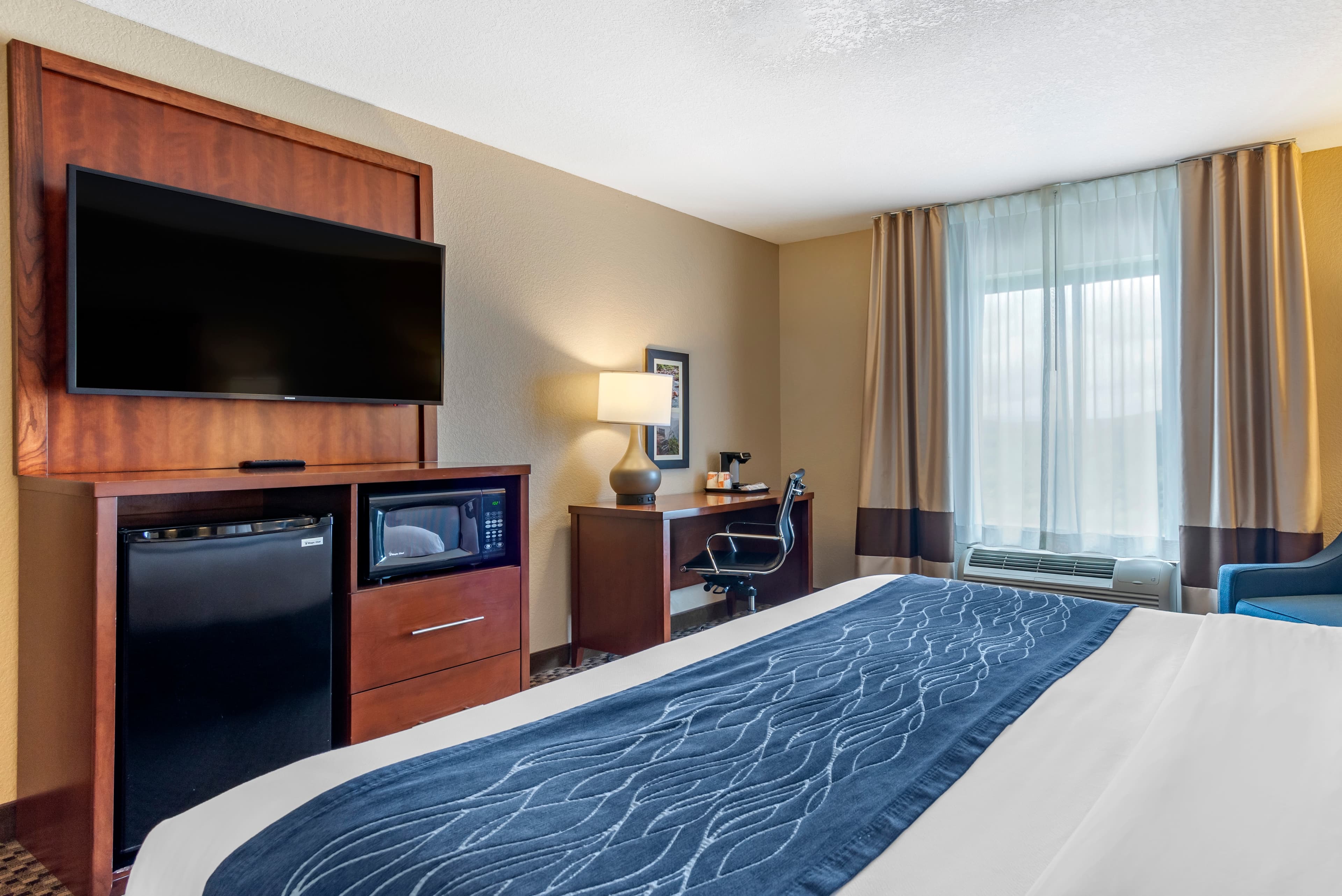 Comfort Inn & Suites Blue Ridge - Image 4