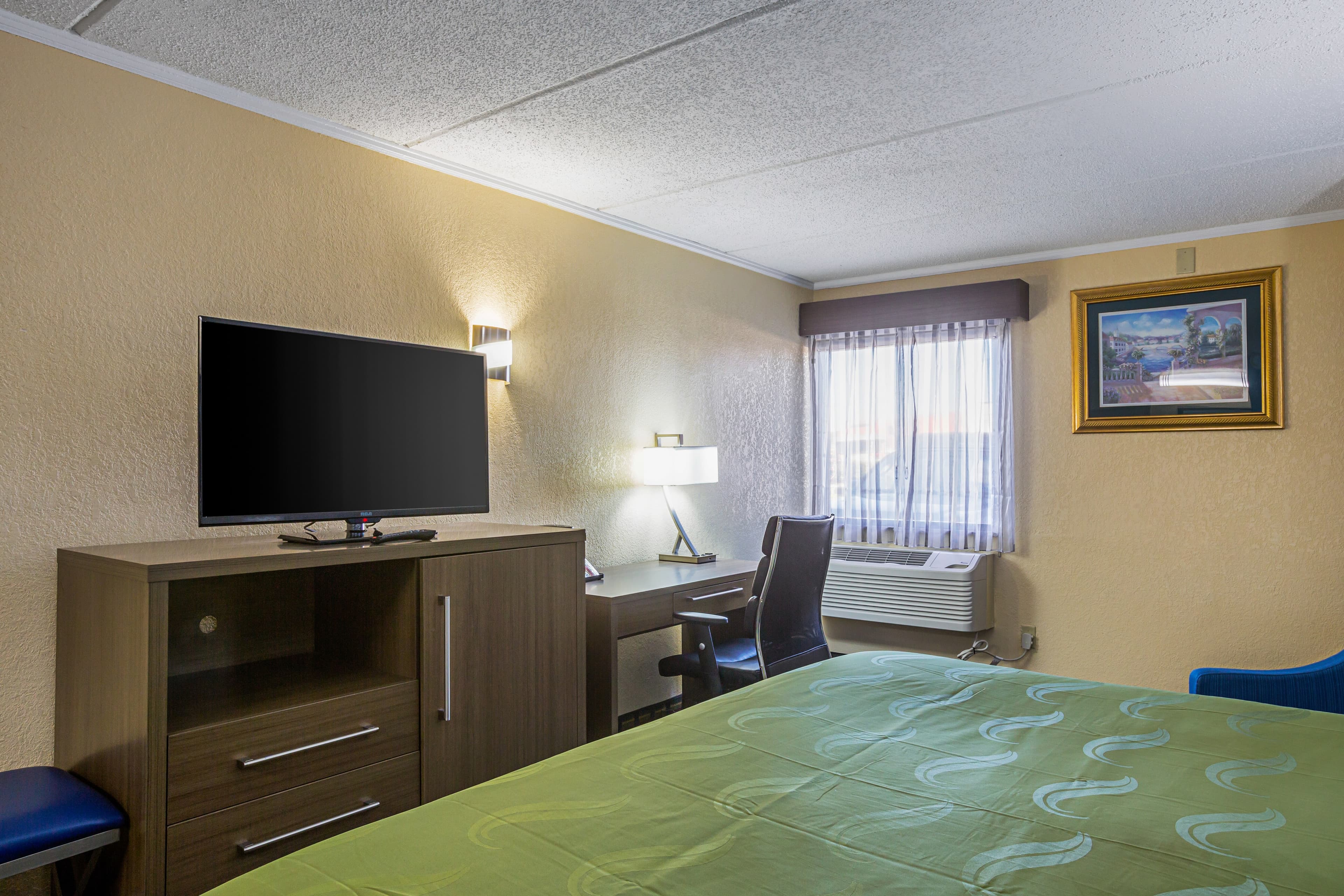 Quality Inn & Suites near Six Flags East - Image 3