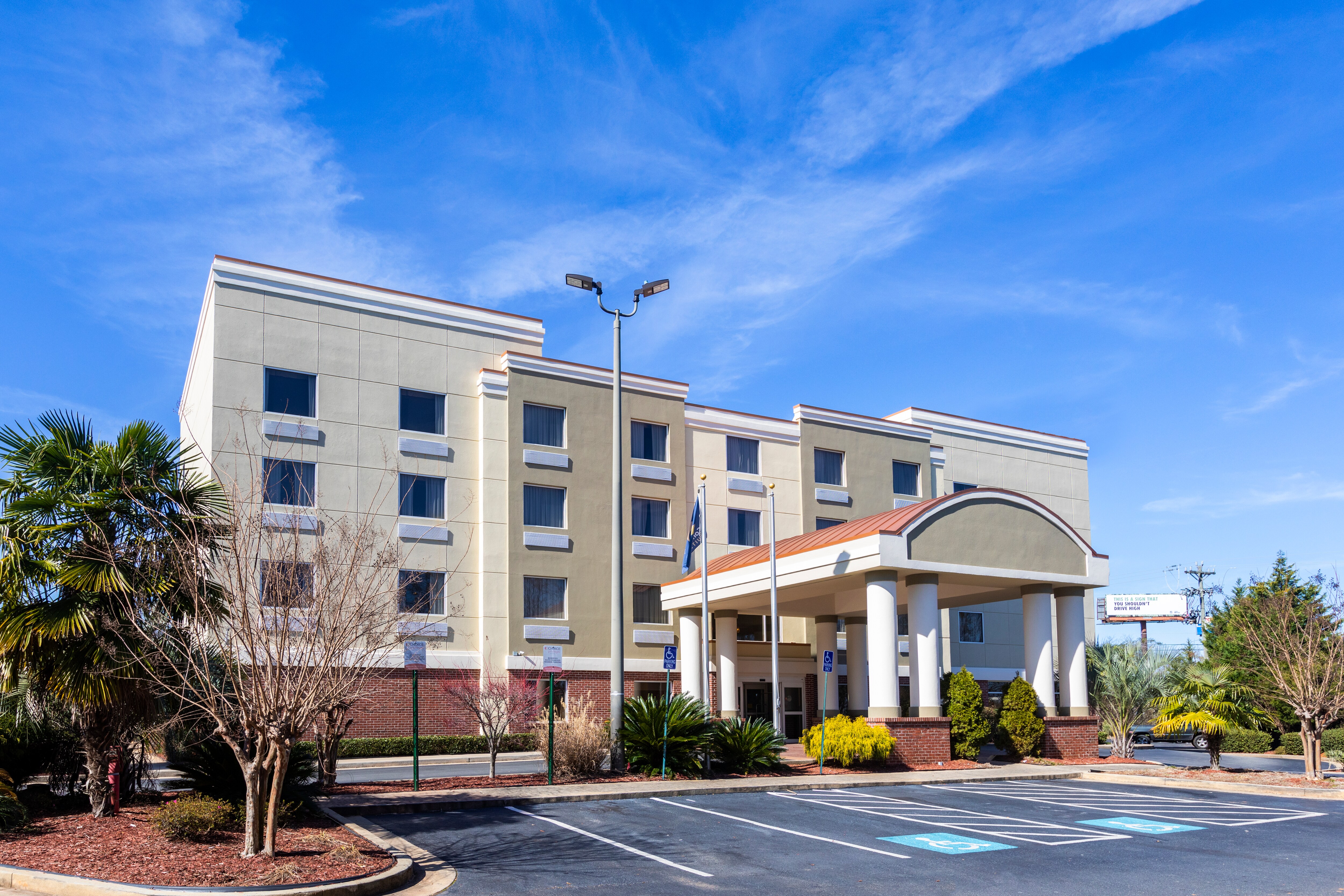 Comfort Suites Forsyth near I-75 - Image 1
