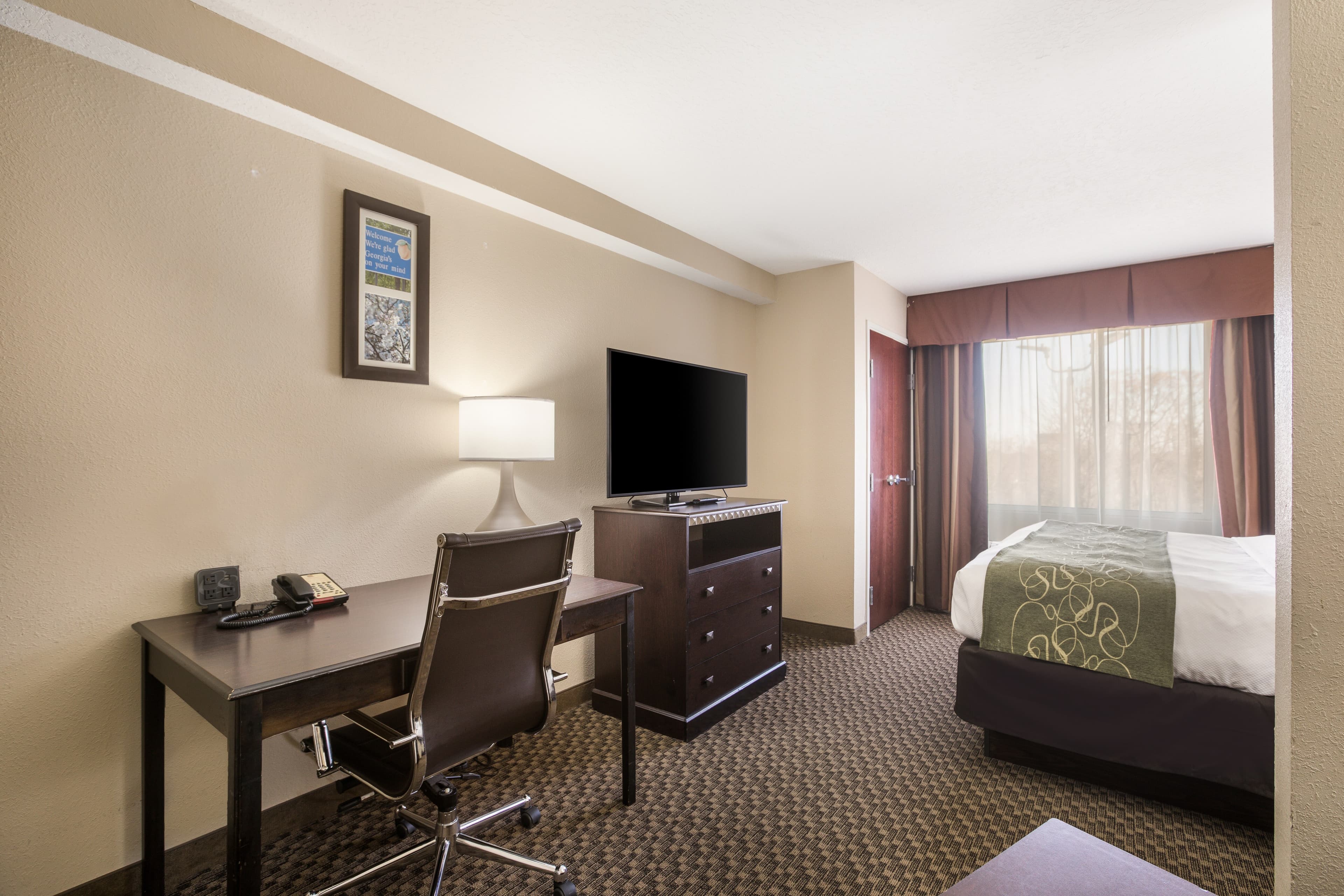 Comfort Suites Forsyth near I-75 - Image 4