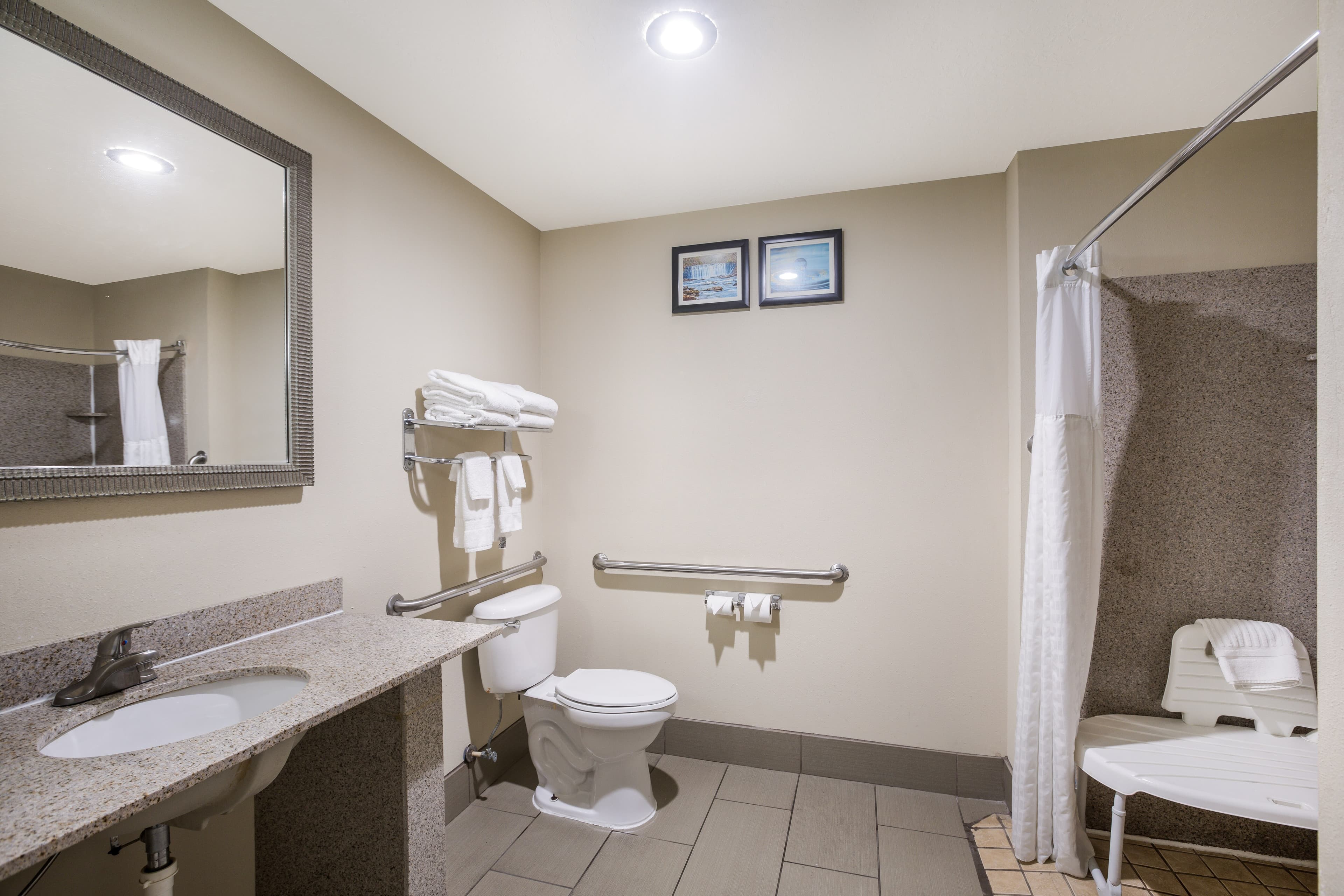 Comfort Suites Forsyth near I-75 - Image 3