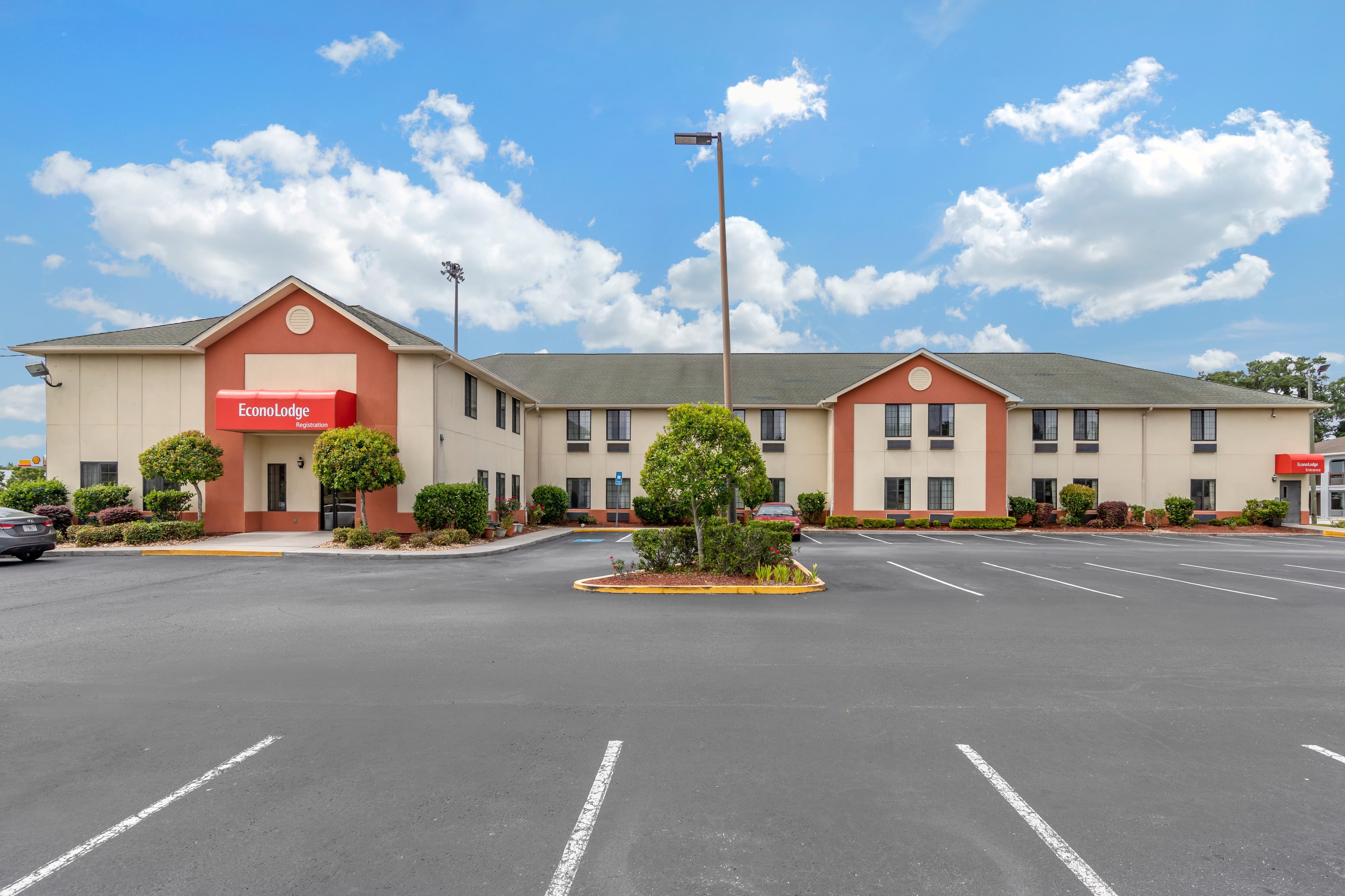 Econo Lodge Brunswick Travel Center - Image 1