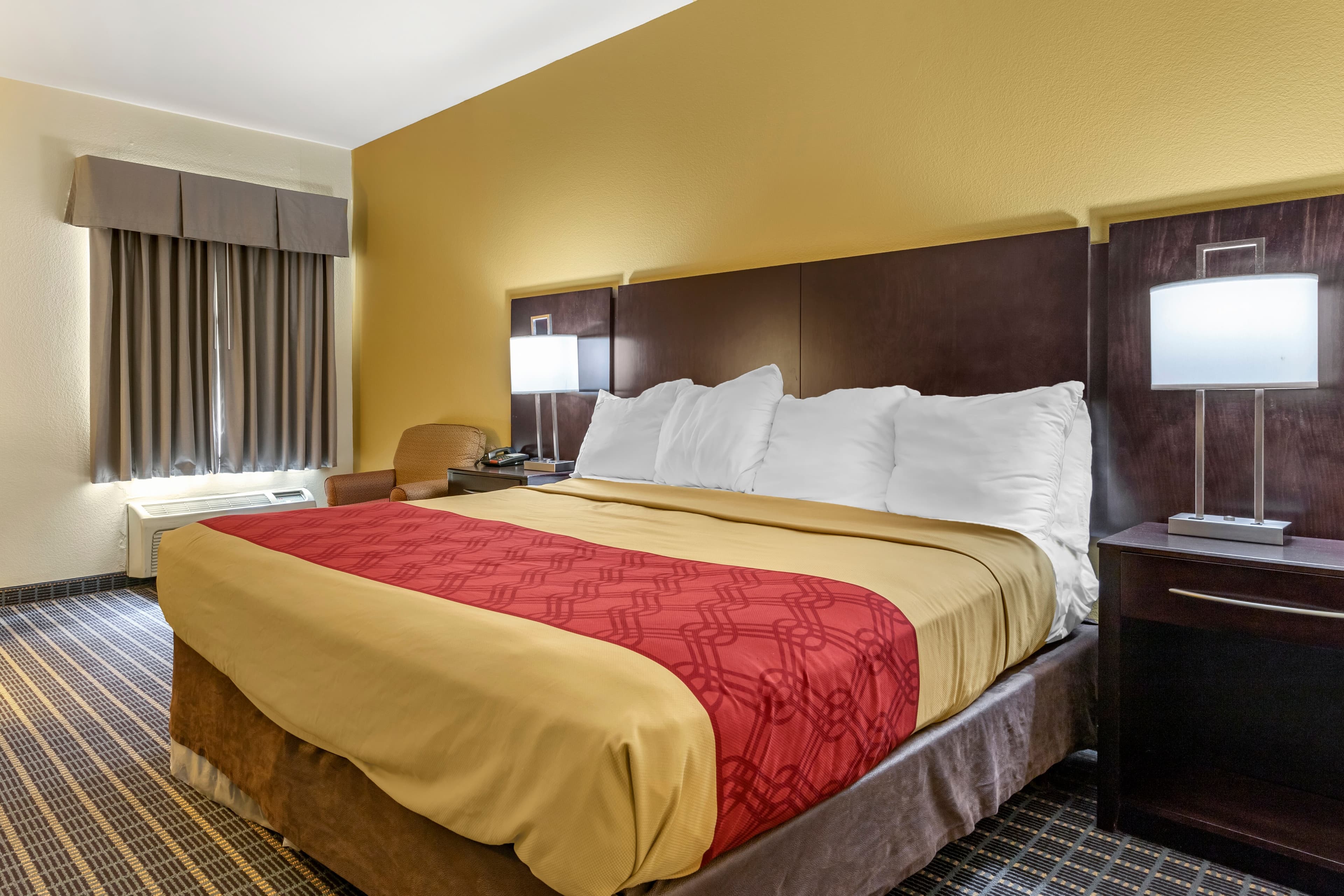 Econo Lodge Brunswick Travel Center - Image 2