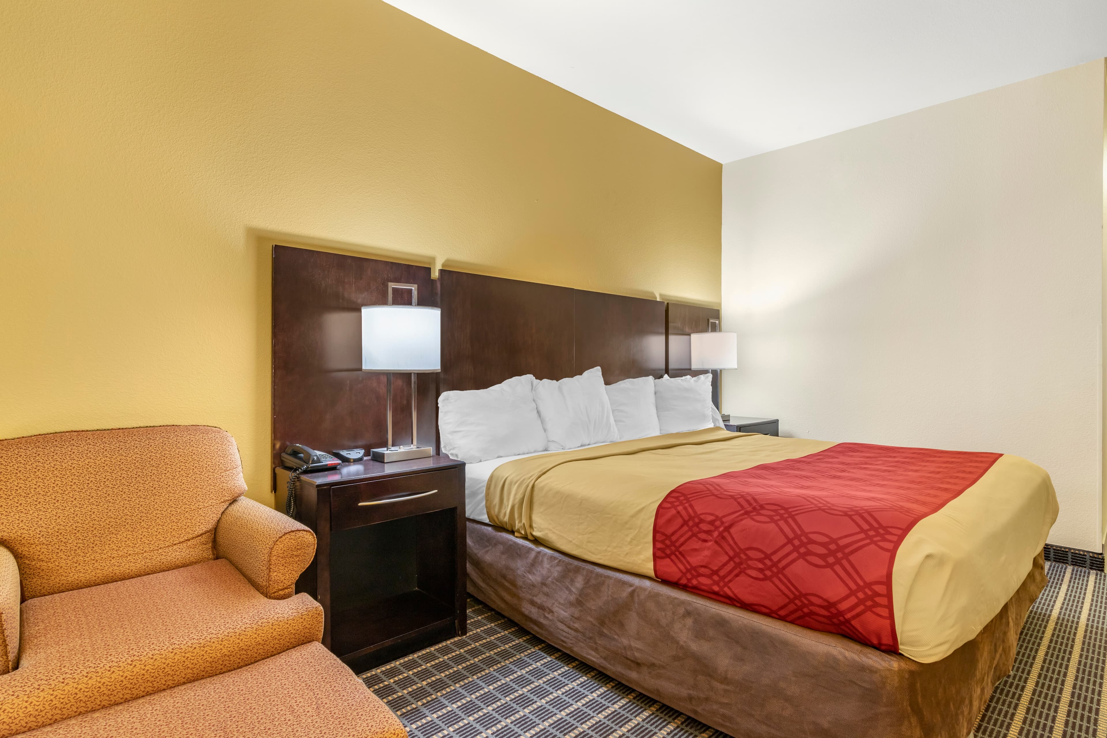Econo Lodge Brunswick Travel Center - Image 4
