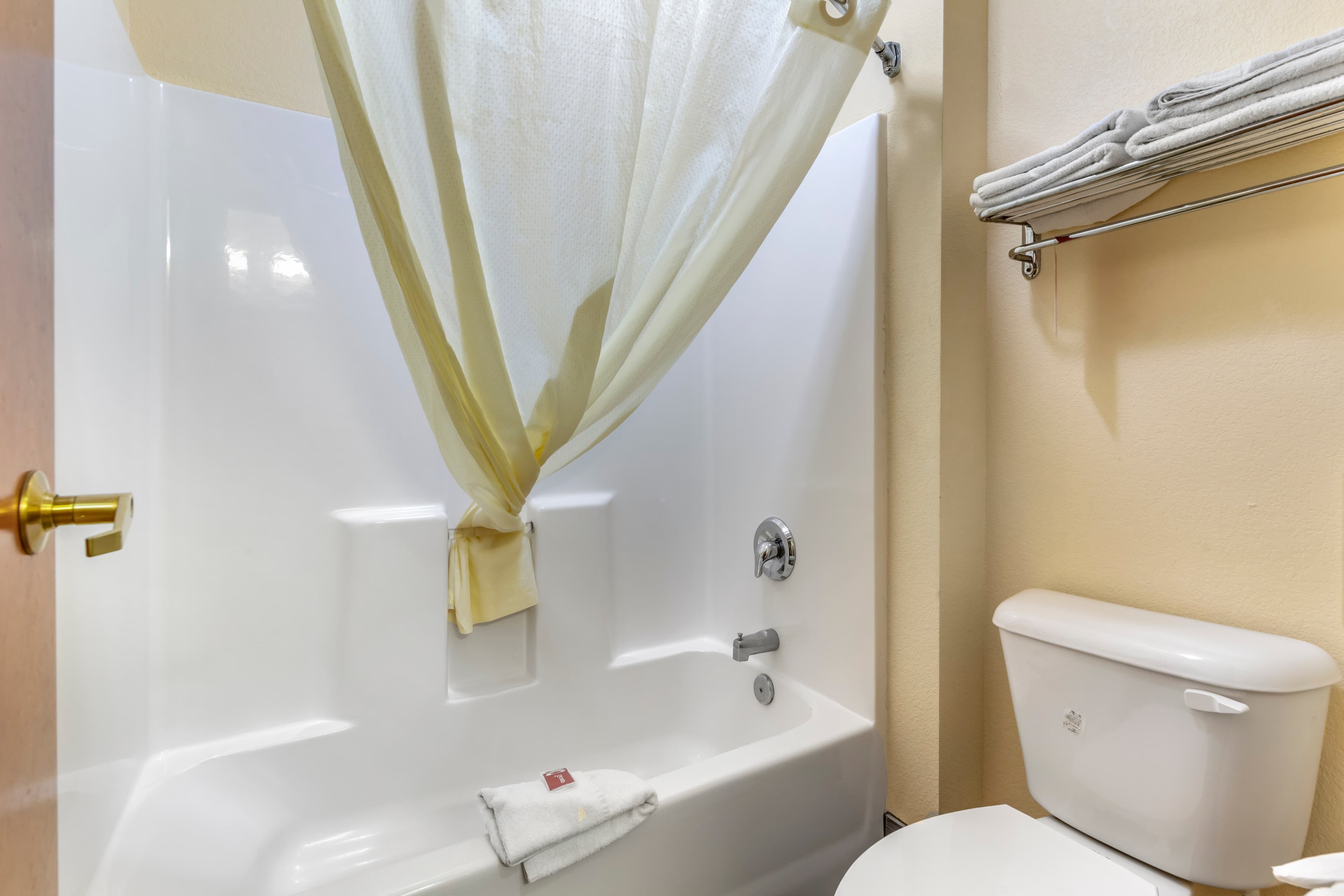 Econo Lodge Brunswick Travel Center — 15