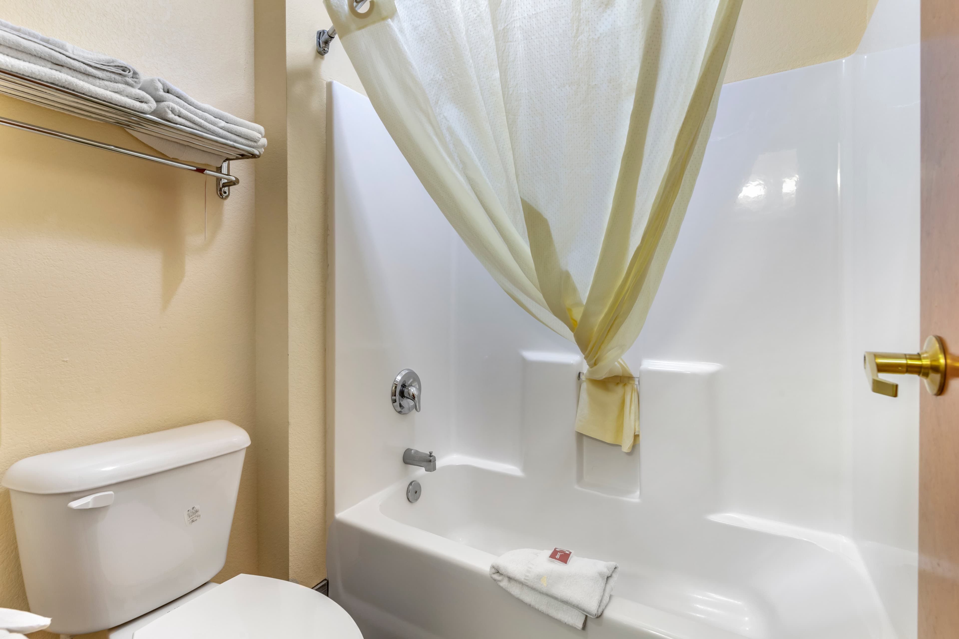 Econo Lodge Brunswick Travel Center — 20
