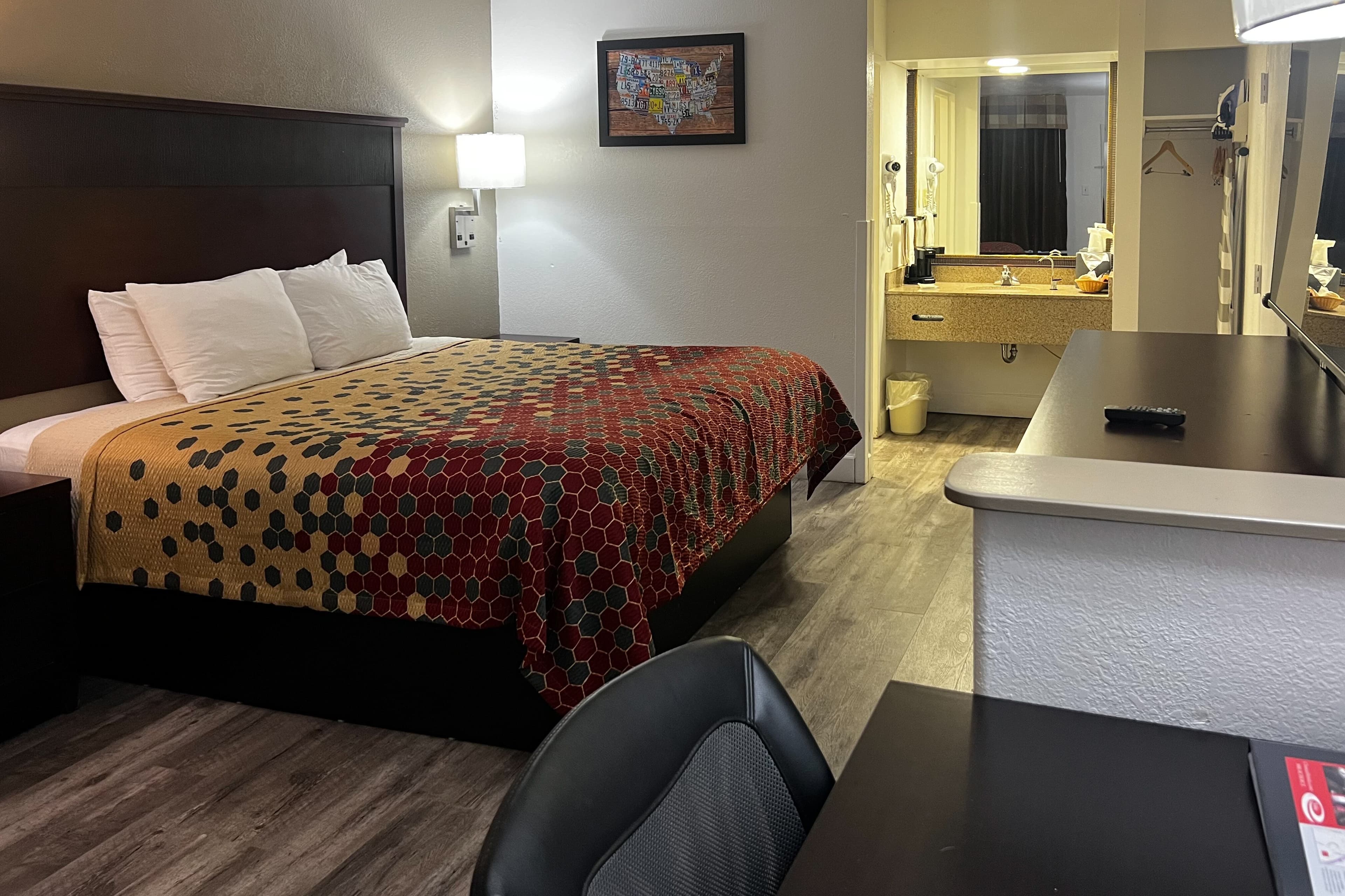 Econo Lodge Inn & Suites Macon North - Image 2