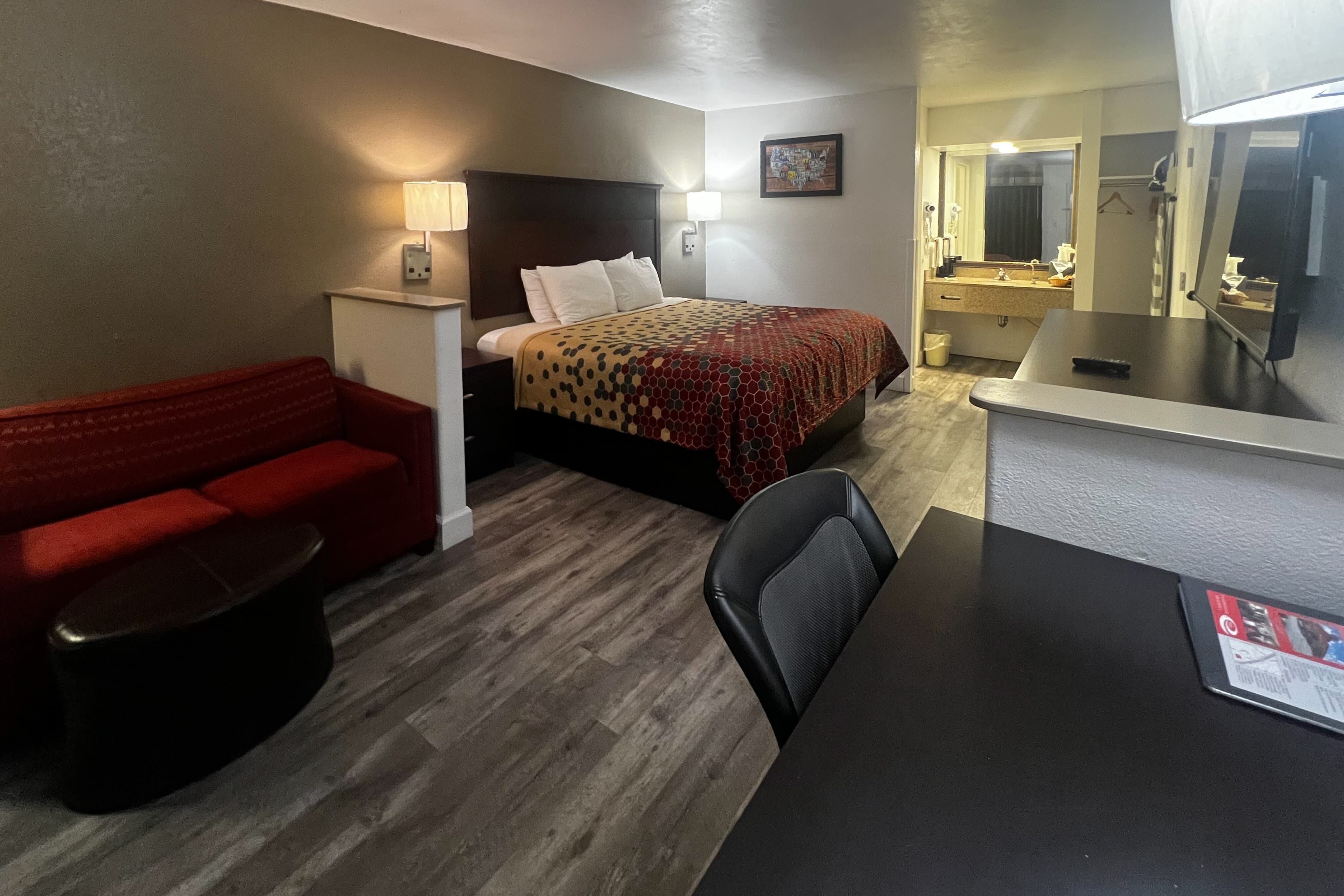 Econo Lodge Inn & Suites Macon North - Image 3