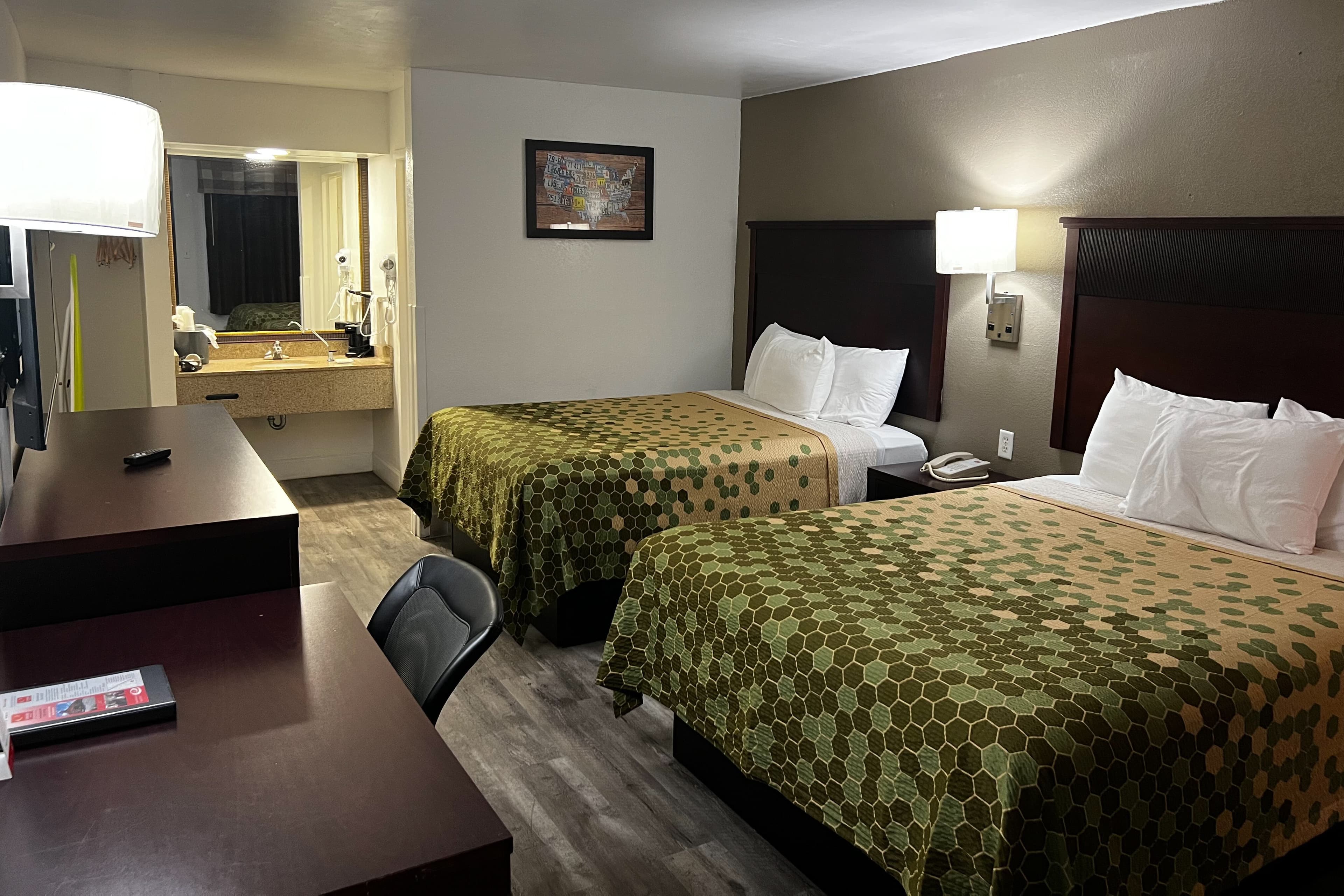 Econo Lodge Inn & Suites Macon North - Image 1