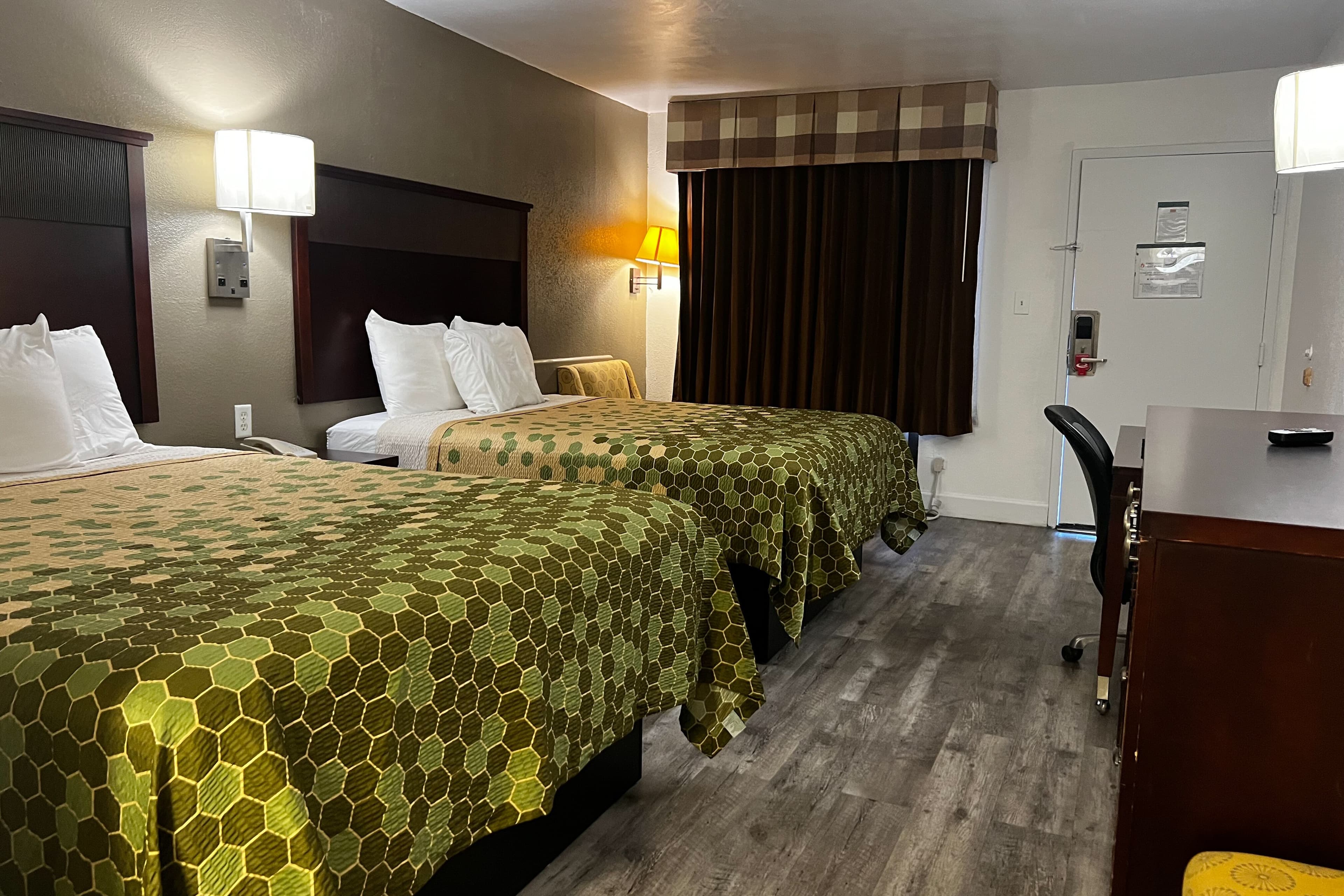 Econo Lodge Inn & Suites Macon North — 11