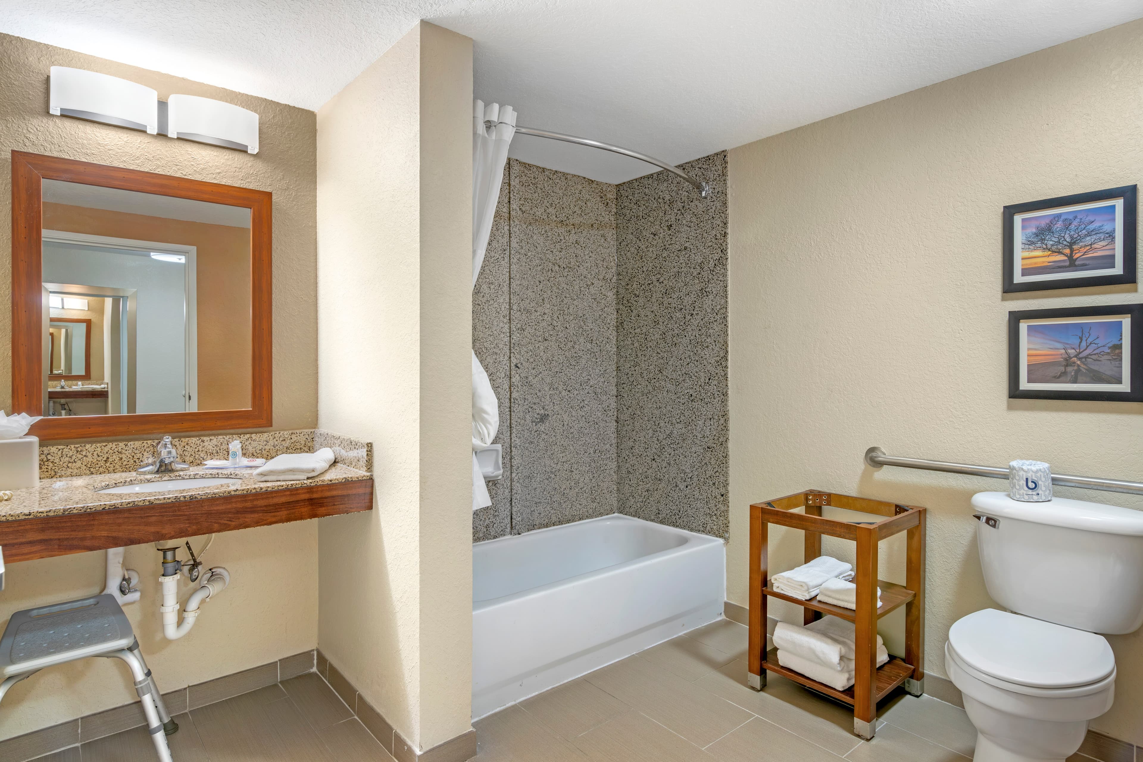 Comfort Suites Brunswick - Image 5