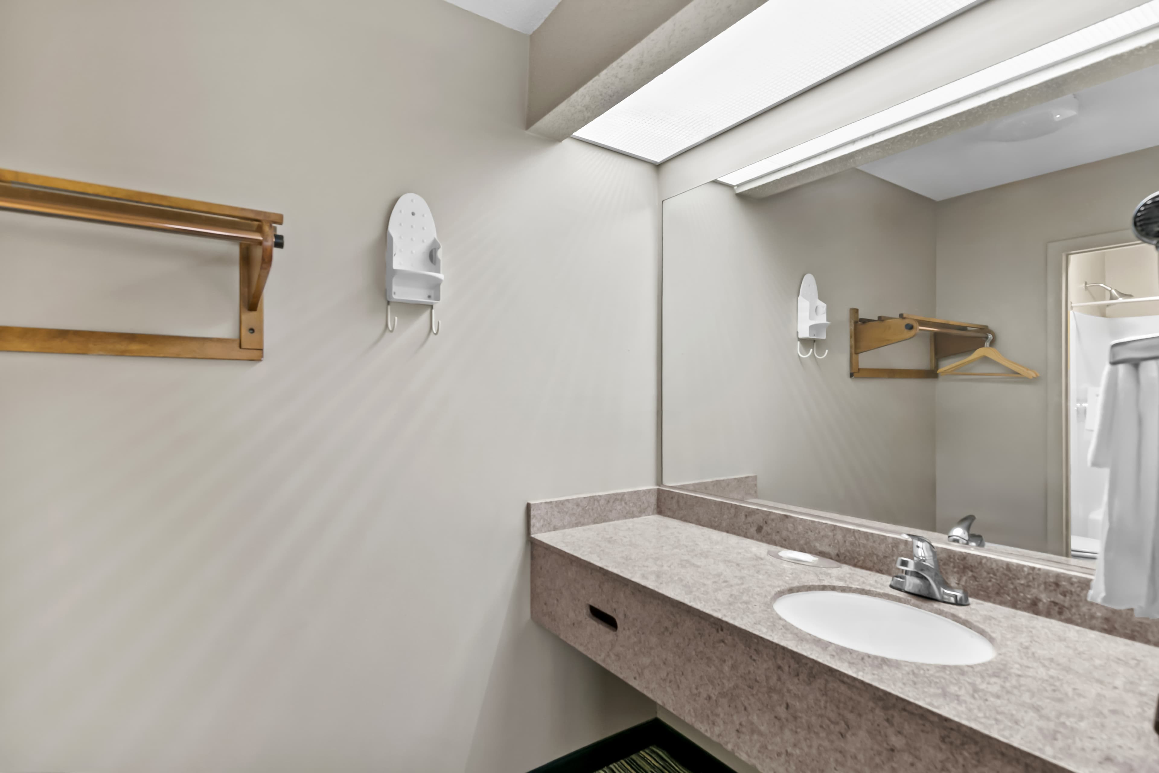 Econo Lodge Elberton — 14