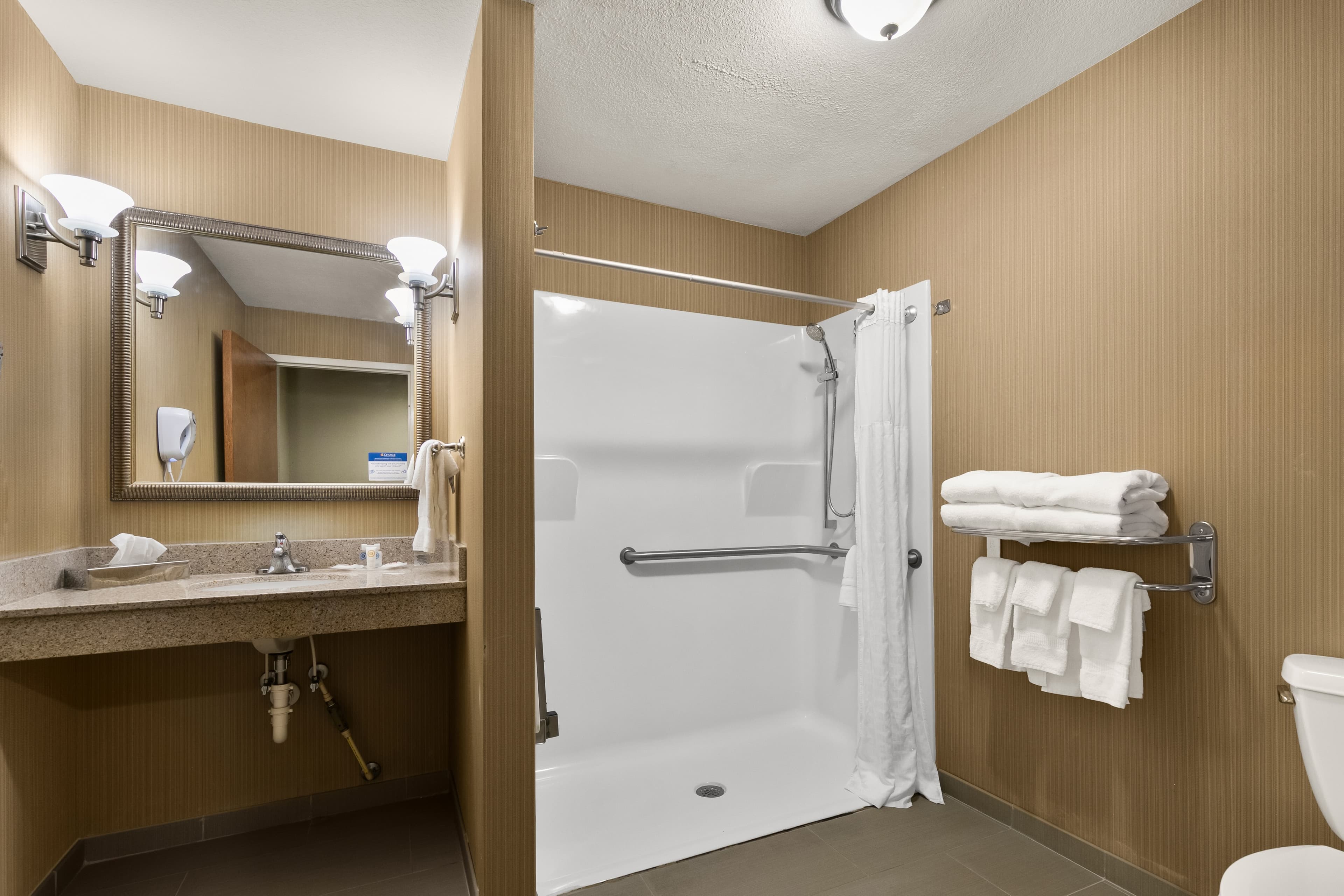 Comfort Suites Commerce - Image 4