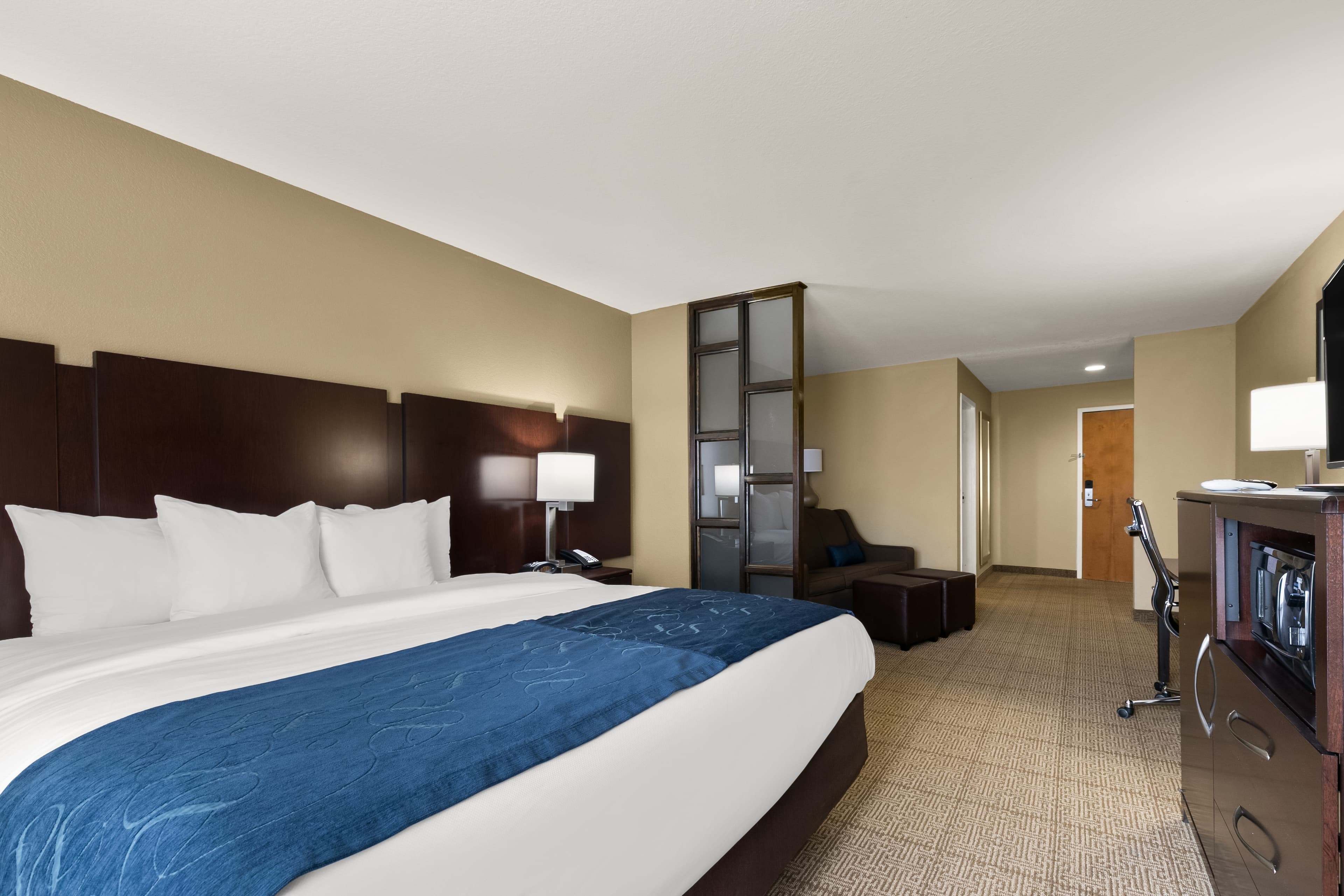 Comfort Suites Commerce - Image 5