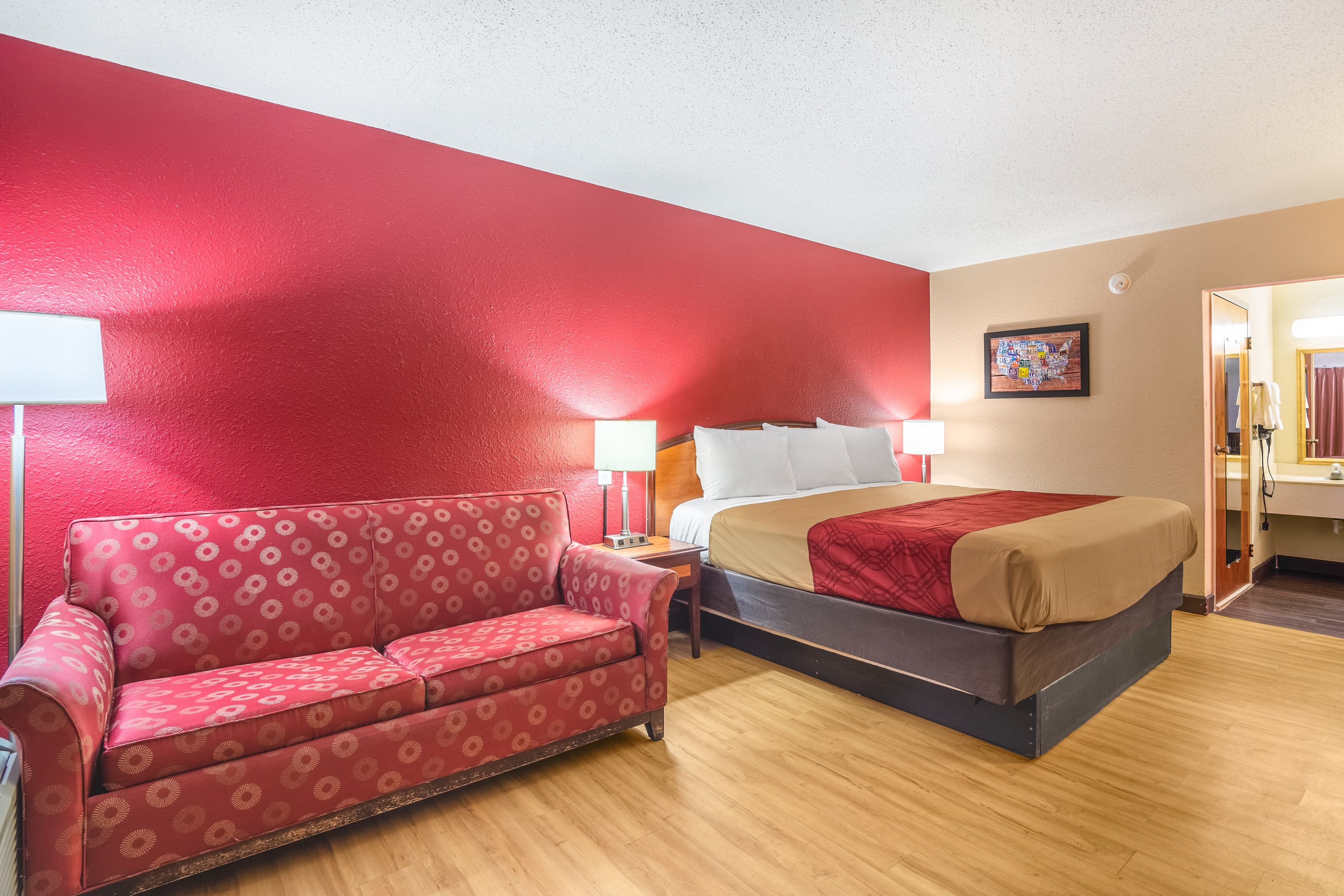 Econo Lodge Inn & Suites Conference Center - Image 2