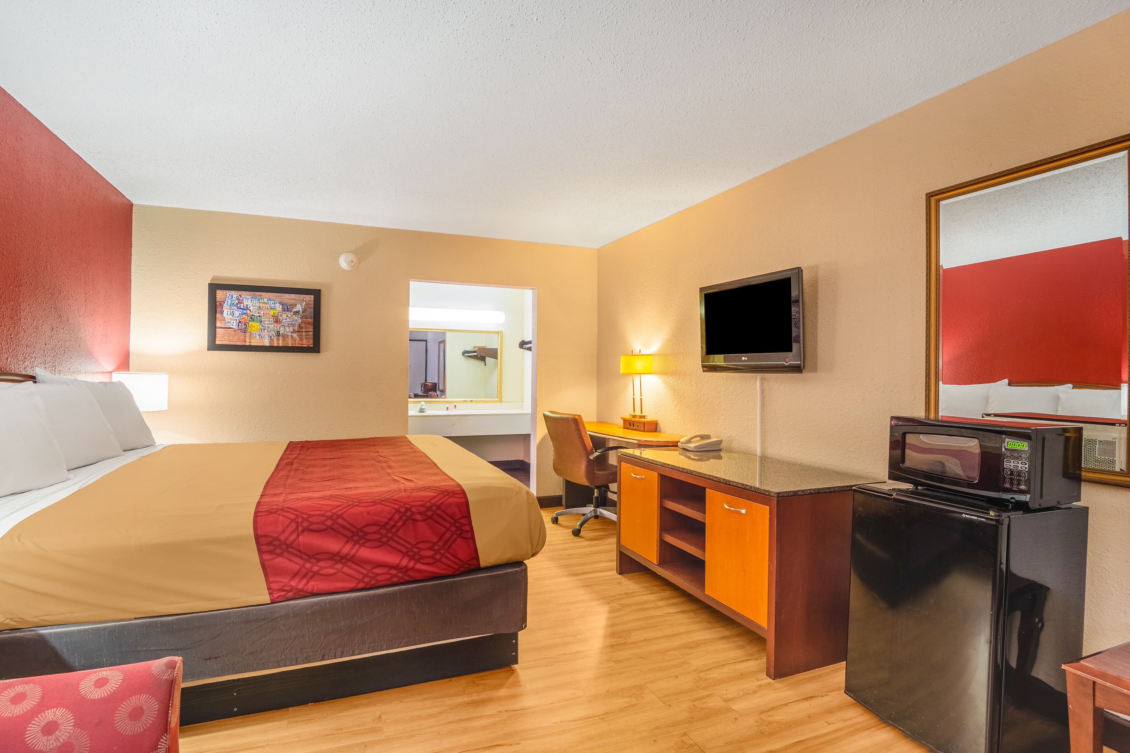 Econo Lodge Inn & Suites Conference Center - Image 3