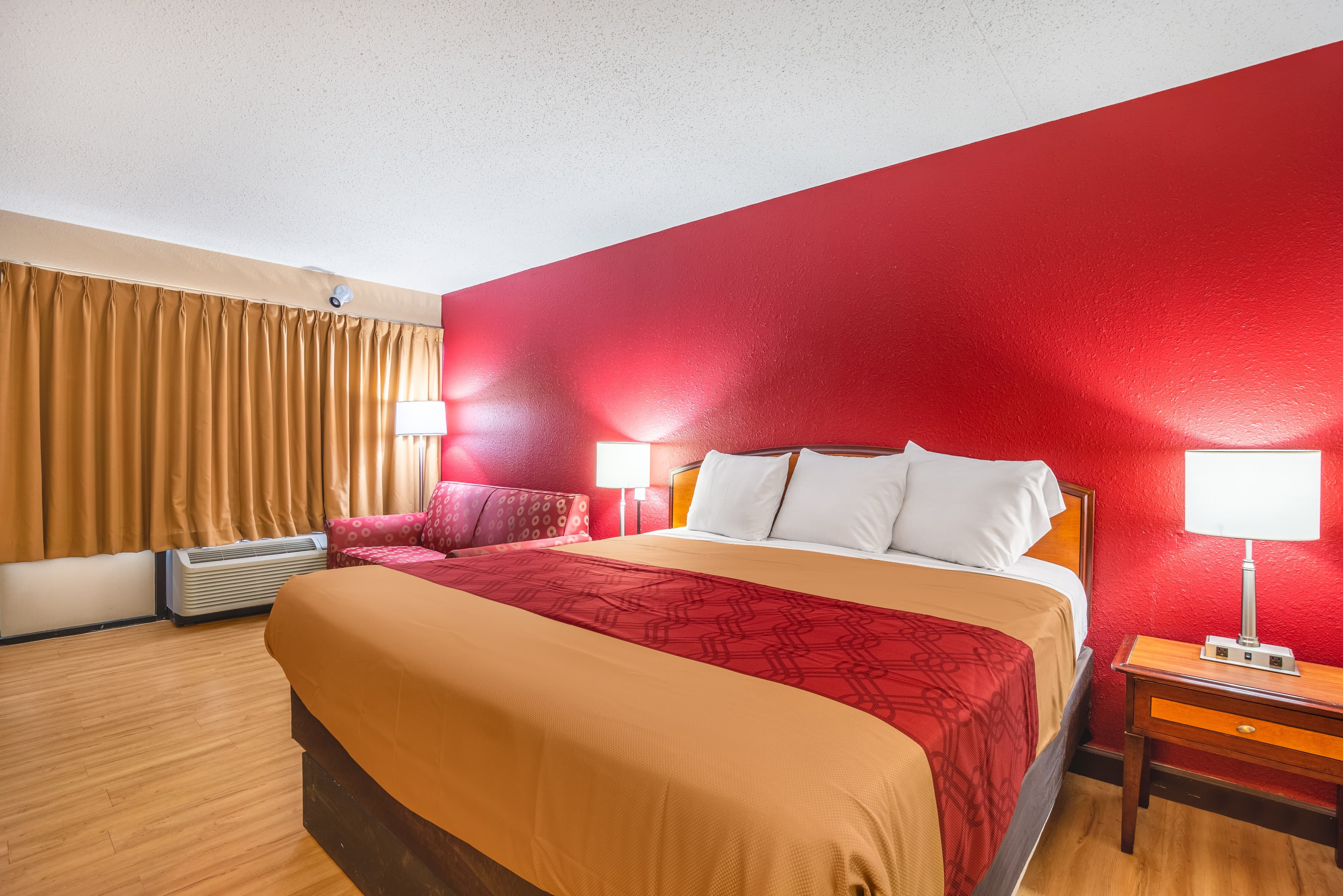 Econo Lodge Inn & Suites Conference Center - Image 4