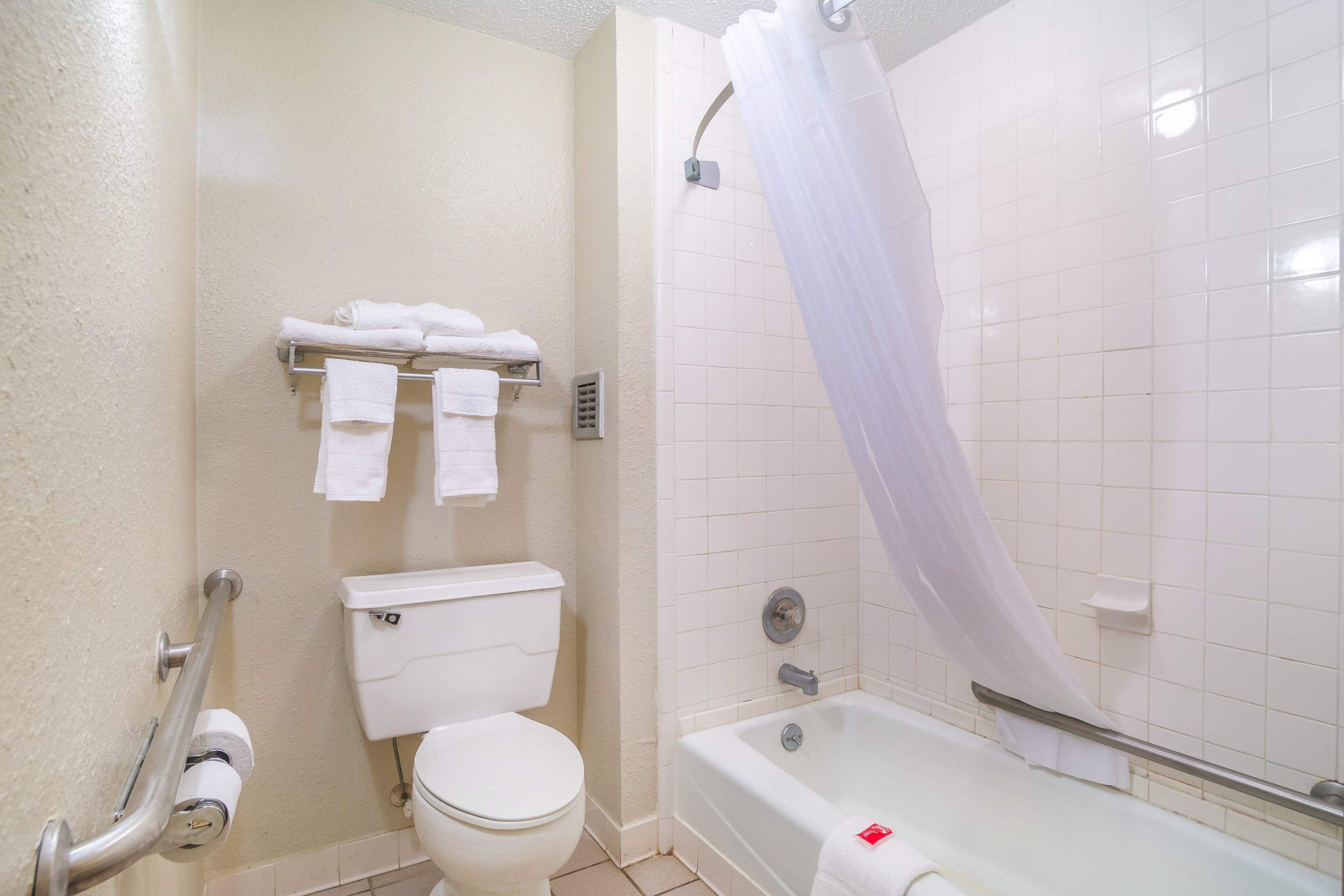 Econo Lodge Inn & Suites Conference Center - Image 5