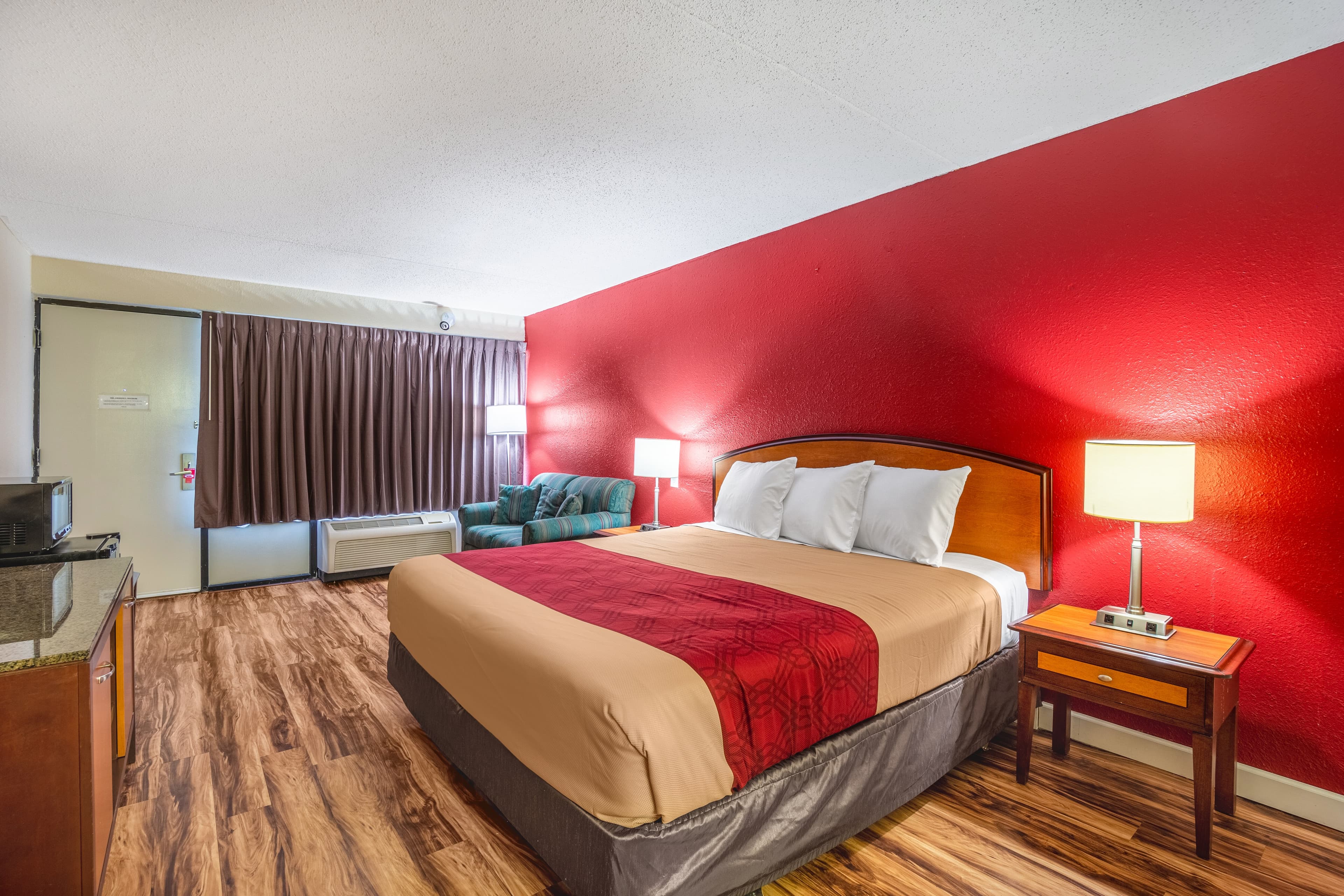 Econo Lodge Inn & Suites Conference Center - Image 1