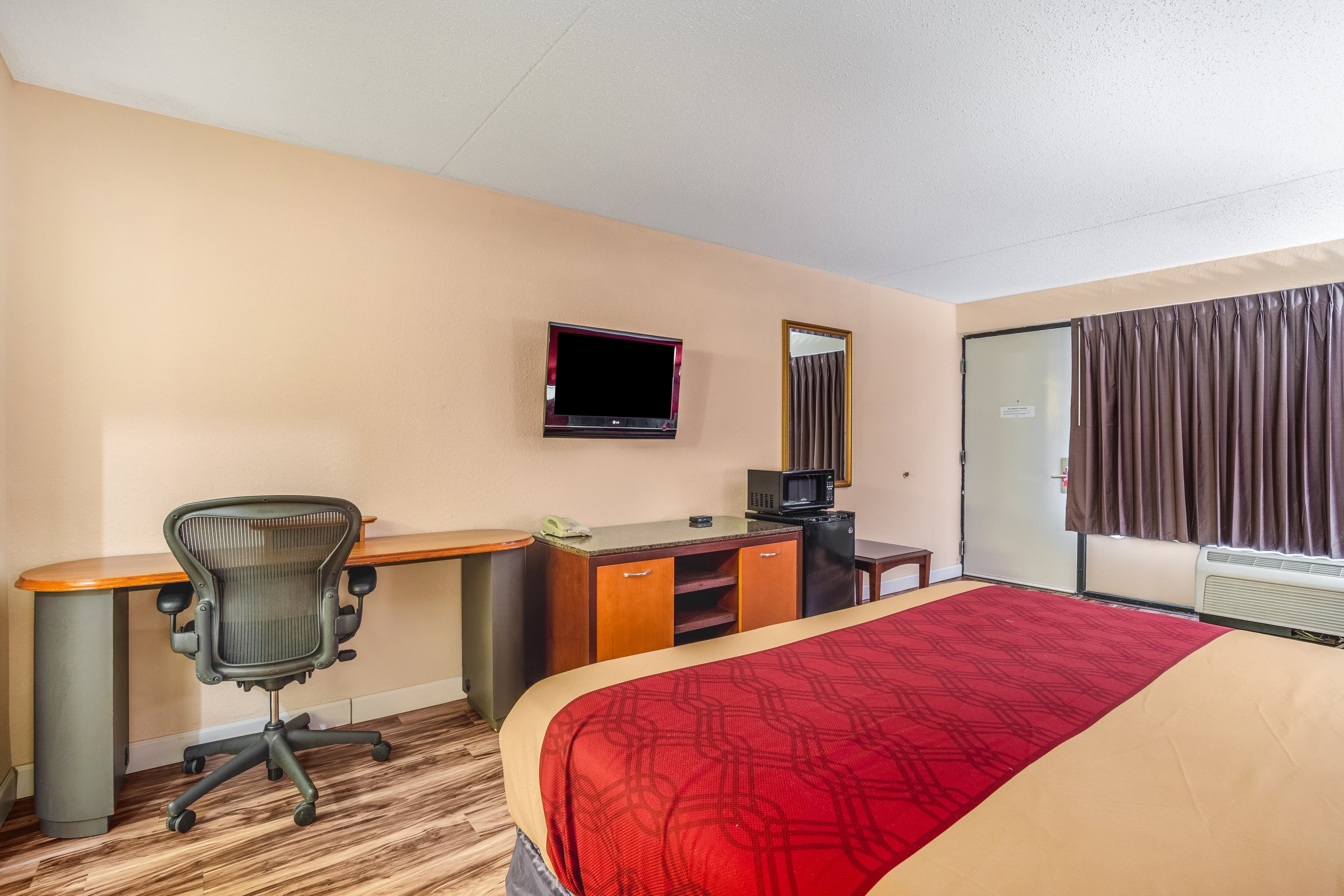 Econo Lodge Inn & Suites Conference Center — 8