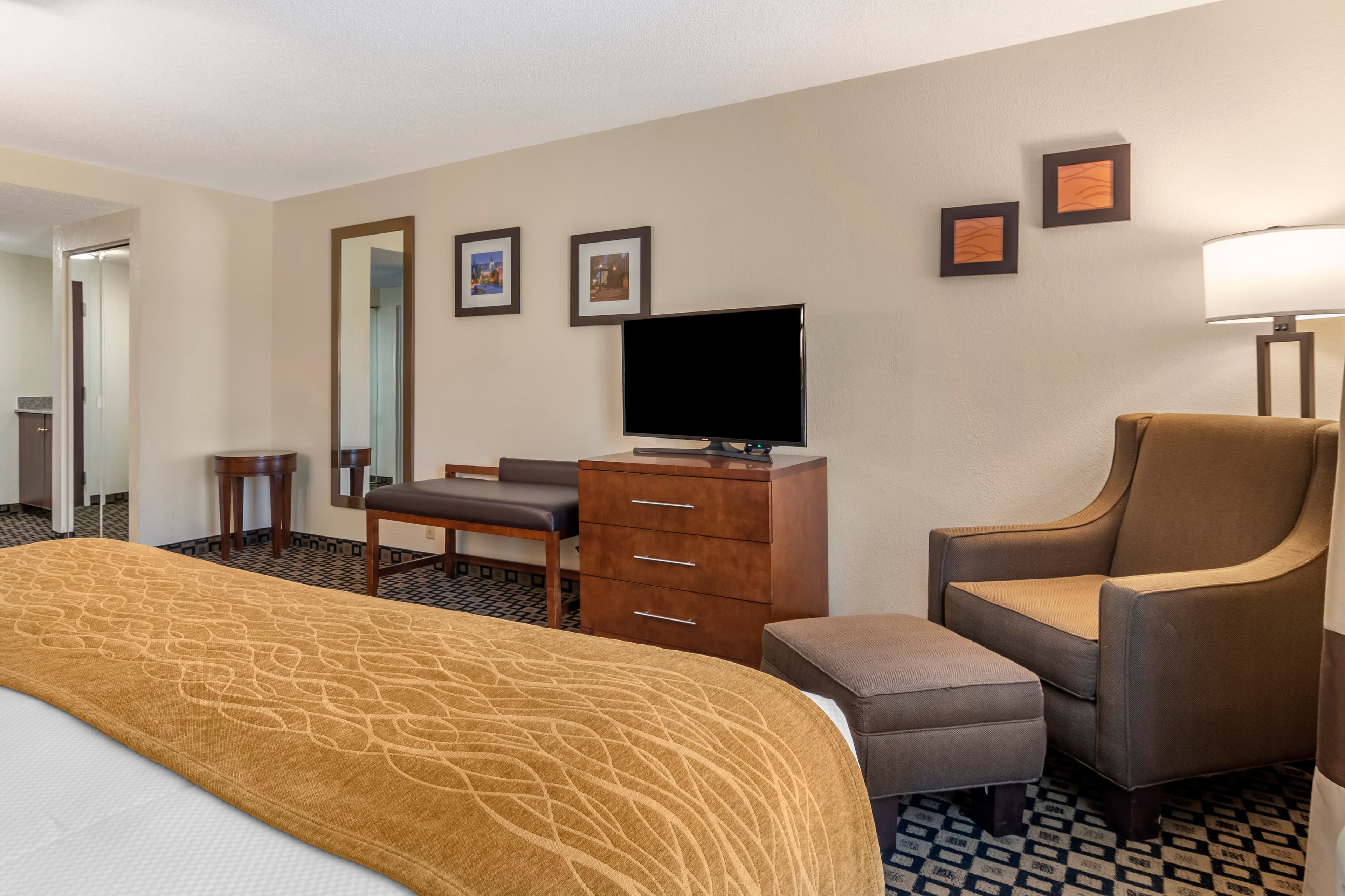 Comfort Inn & Suites Athens North - Image 5