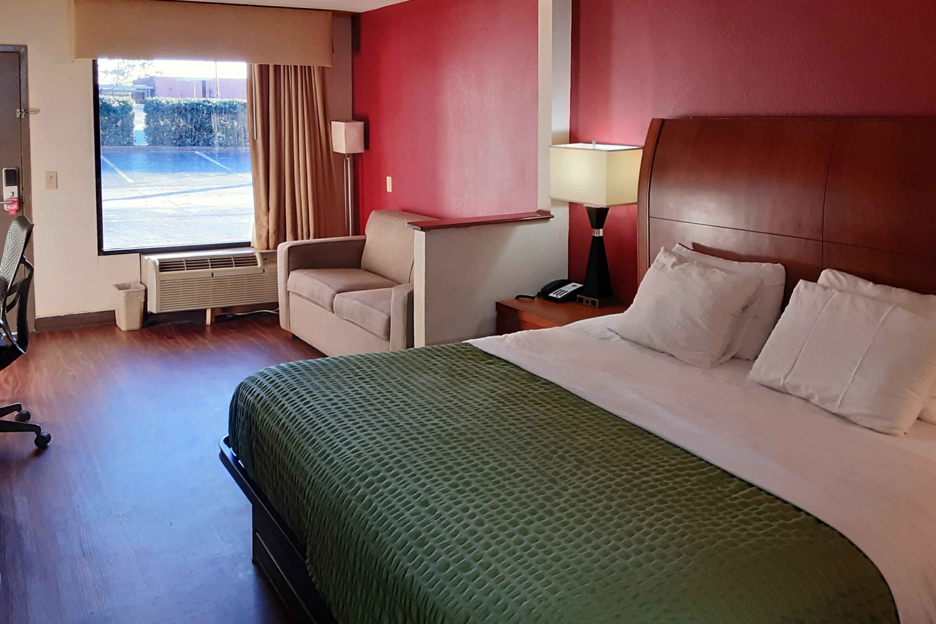 Econo Lodge Inn & Suites Griffin North - Image 4