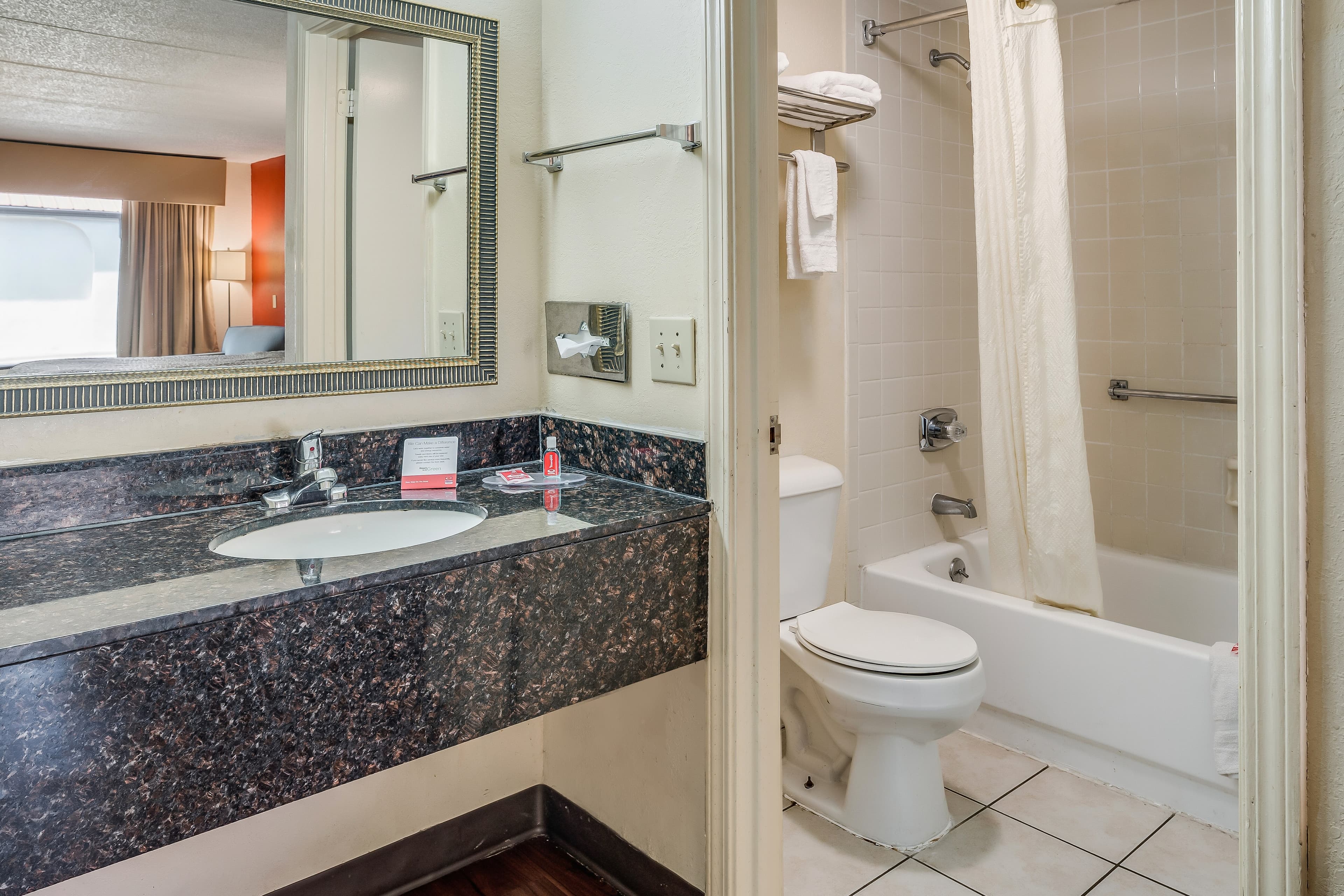 Econo Lodge Inn & Suites Griffin North — 7