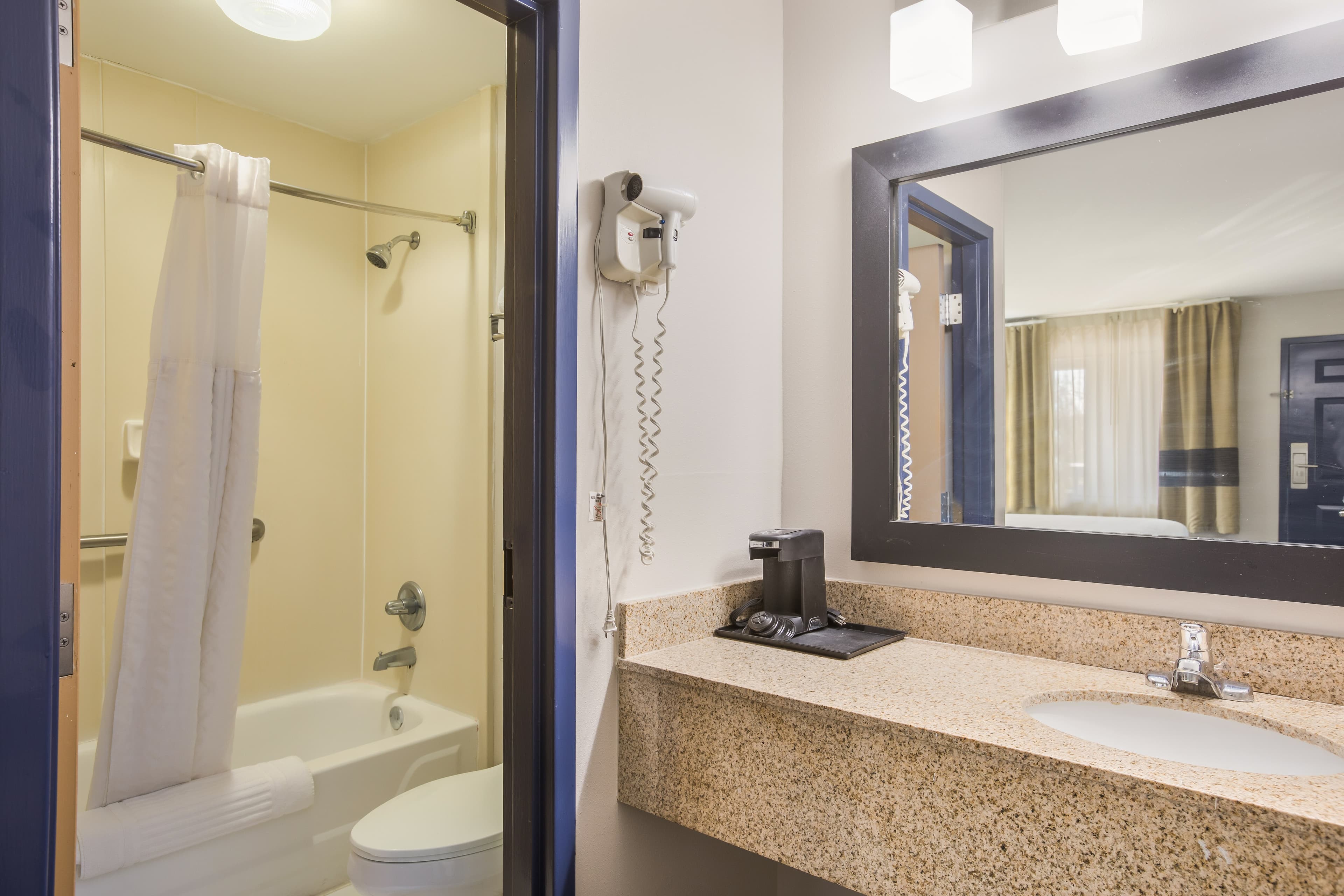 Clarion Pointe Forsyth I-75 — 12