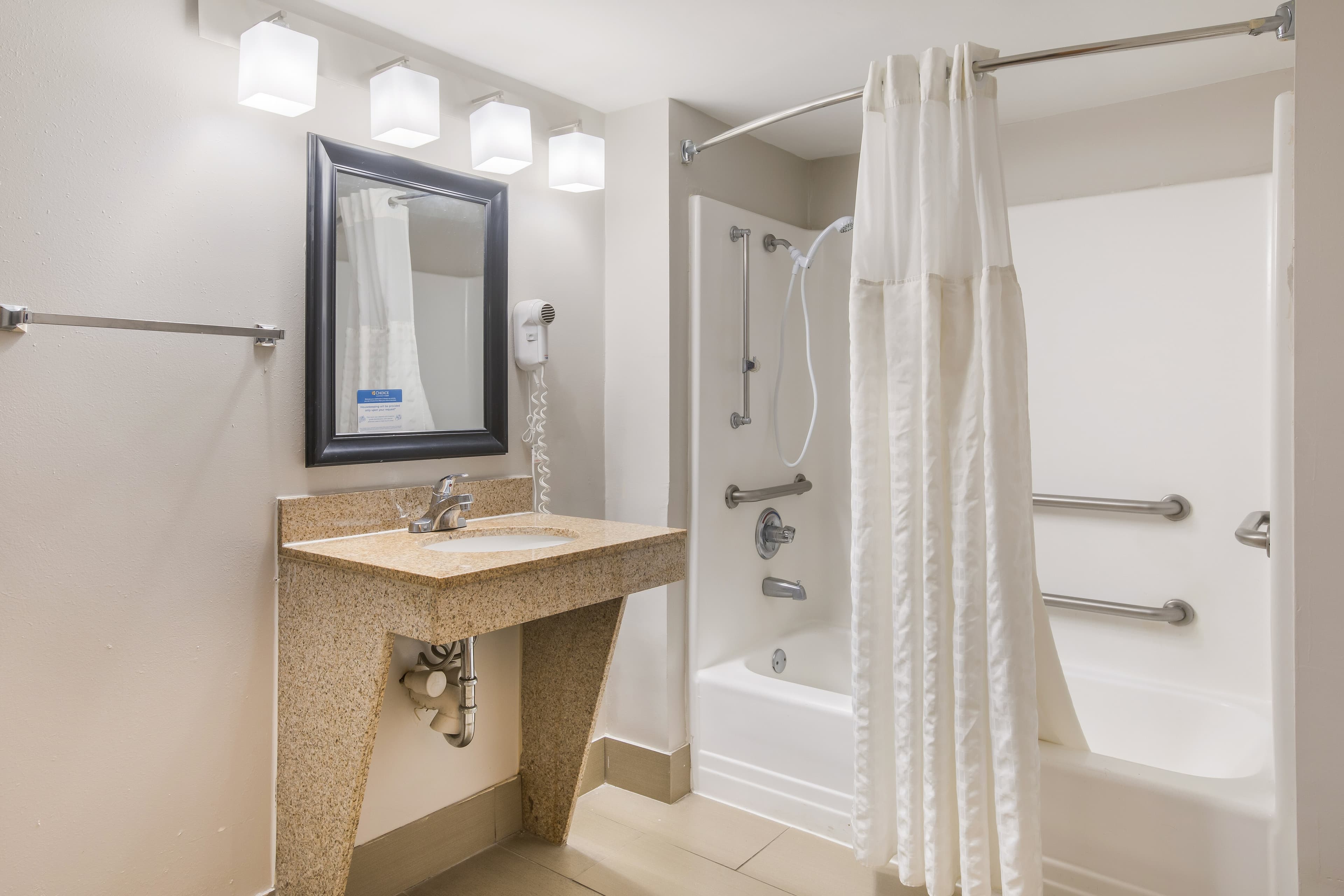Clarion Pointe Forsyth I-75 - Image 2