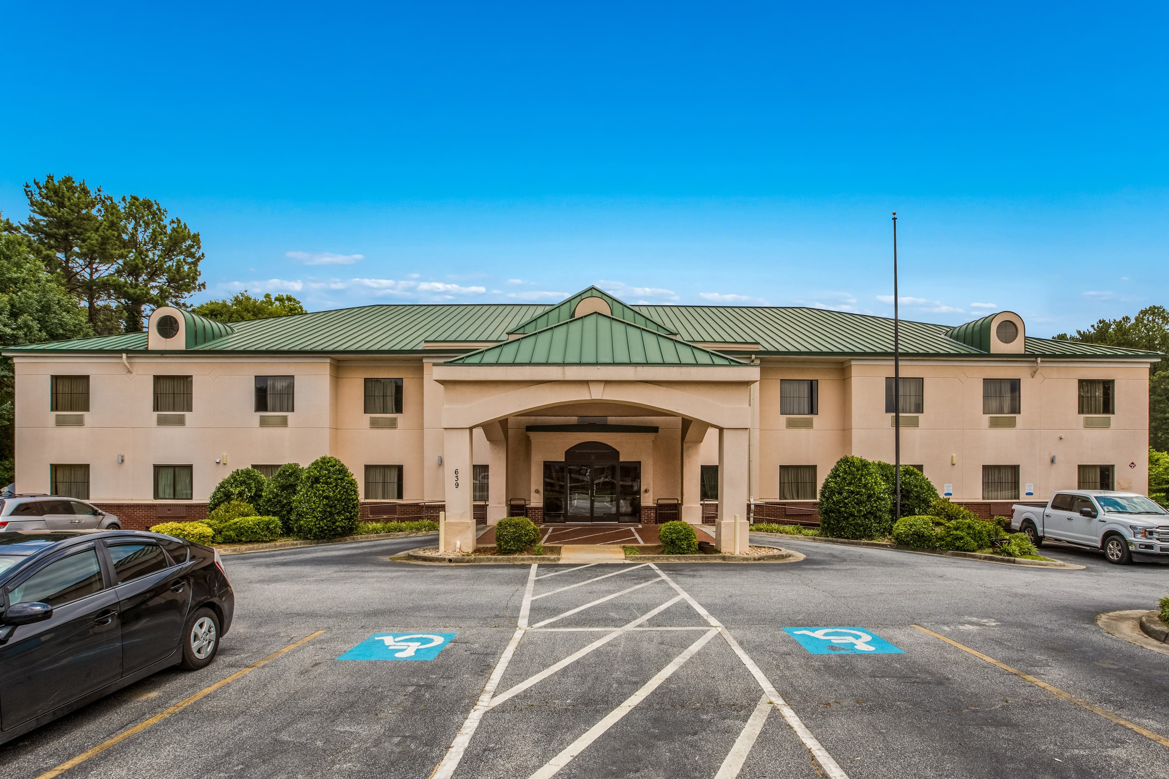 Econo Lodge Inn & Suites Marietta near Dobbins ARB - Image 1